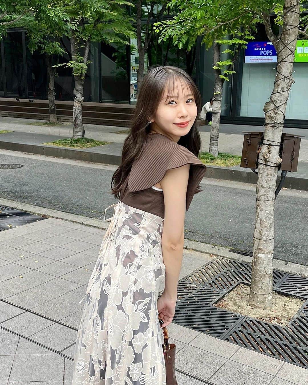 のインスタグラム：「このワンピース着たらお姉様になった気分になれるので、これからはまいお姉様とお呼びください💁🏻‍♀️（笑）  マイナス5キロワンピースって呼ばれてるのもあってスタイル良く見える😳🤎     #ootd #ootdfashion#dazzlin#ダズリン#オパールフラワーコルセットワンピース#きれいめコーデ#きれいめファッション#夏服コーデ#夏服#ワンピースコーデ#ワンピース#大人コーデ#ブラウンコーデ#巻き髪 #02#NMB48」