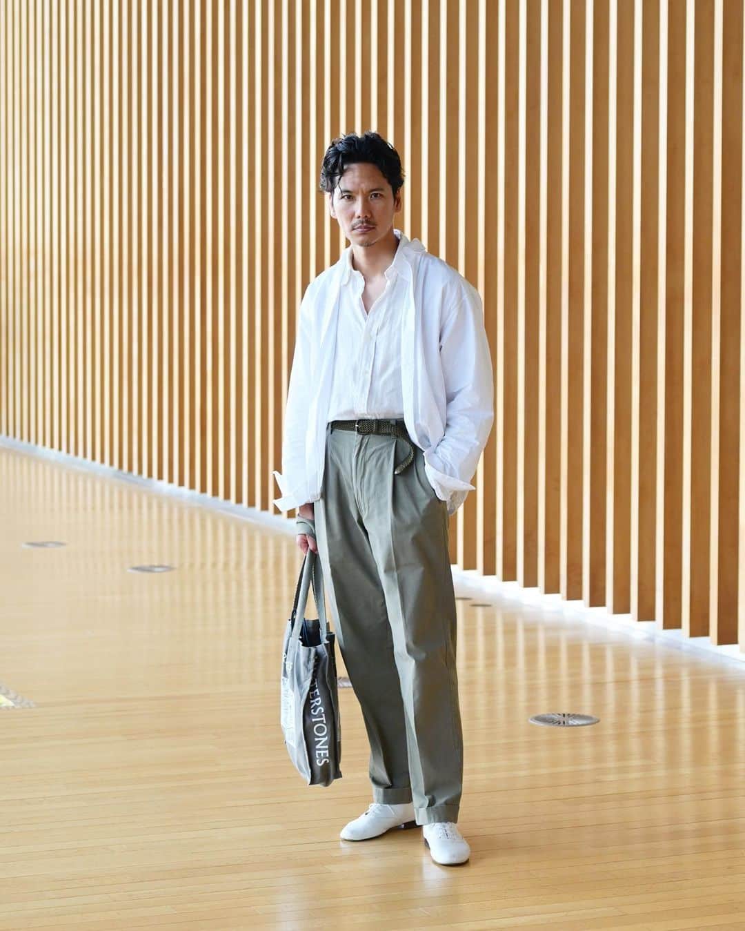 Shuhei Nishiguchiのインスタグラム：「"Just Relaxing Sunday"◀︎◀︎◀︎7pics シャツブルゾンとシャツ、ホワイトとカーキを合わせて。 ただリラックスした夏の装い。 ロンドンの書店で買ったエコバッグが良い感じです。  【ITEM】 Blouson： @jilsander  Shirt： @brooksbrothers  Trousers： @poloralphlauren  Belt： @laiglonofficial  Shoes： @repetto_japan  Watch： @rolex 70's Bag： @waterstones   #beamsf #mensstreetstyle #mensclothing #vintagefashion #vintagewatch #mensweardaily #spezzatura #outfitmen」