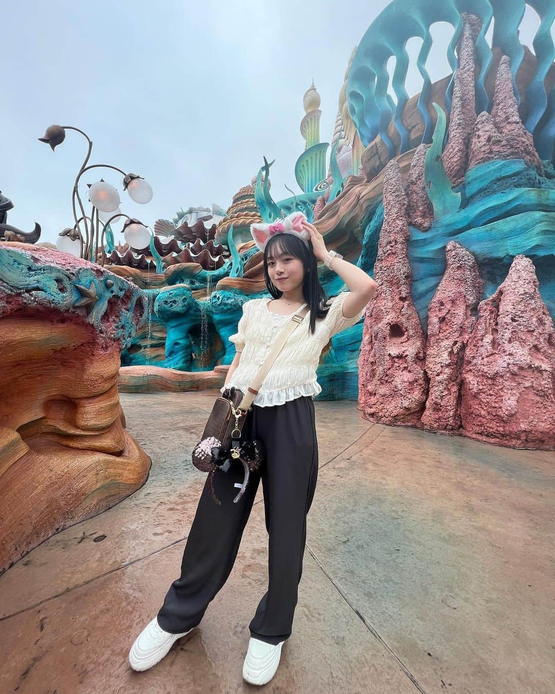 ひまひまチャンネルさんのインスタグラム写真 - (ひまひまチャンネルInstagram)「🫧🫧🫧  DisneySea🤍🤍  前に家族で行った時の🥹💞 楽しすぎてほんとにいつもなら普通に感じる一日が10秒くらいになるのなんでだろうね😭  家族で行くと乗り物ガチりすぎて写真がこれしかないの、笑  でも乗り物乗りたいもの全部乗れて大満足、、、😏  毎日ディズニーいきたいー！！  次はお誕生日ディズニーに行くって決めてるのでそれまで頑張るぞーー！🤍🤍   #ひまひまチャンネル #ひまひま #ディズニーシー」6月25日 20時25分 - himahima_channel