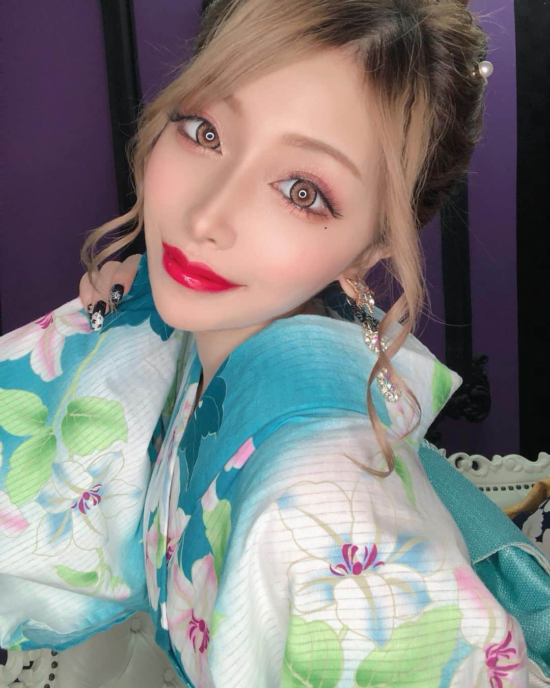 のインスタグラム：「もうすぐ夏だね 浴衣着て花火大会デートとか憧れる🥺🎇 けどどうせ暑くて人多くてすぐ帰るんだろうな  #歌舞伎町 #キャバ嬢 #キャバクラ #美人茶屋 #美神絵梨華 #ショートカット #金髪 #ギャル #浴衣 #夏 #花火 #花火大会 #花火大会デート」