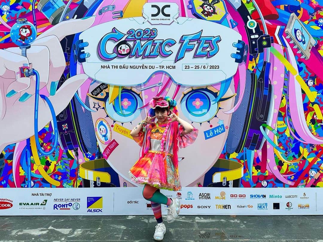 のインスタグラム：「Rất vui được tham gia Comic Festval tối nay!!  Xin cám ơn các bạn〜〜🎀❤️  コミックスフェスありがとうございました！✨  #VietnamJapanComicFes2023 #VJCF2023 #June #HoChiMinhCity #anime #manga」