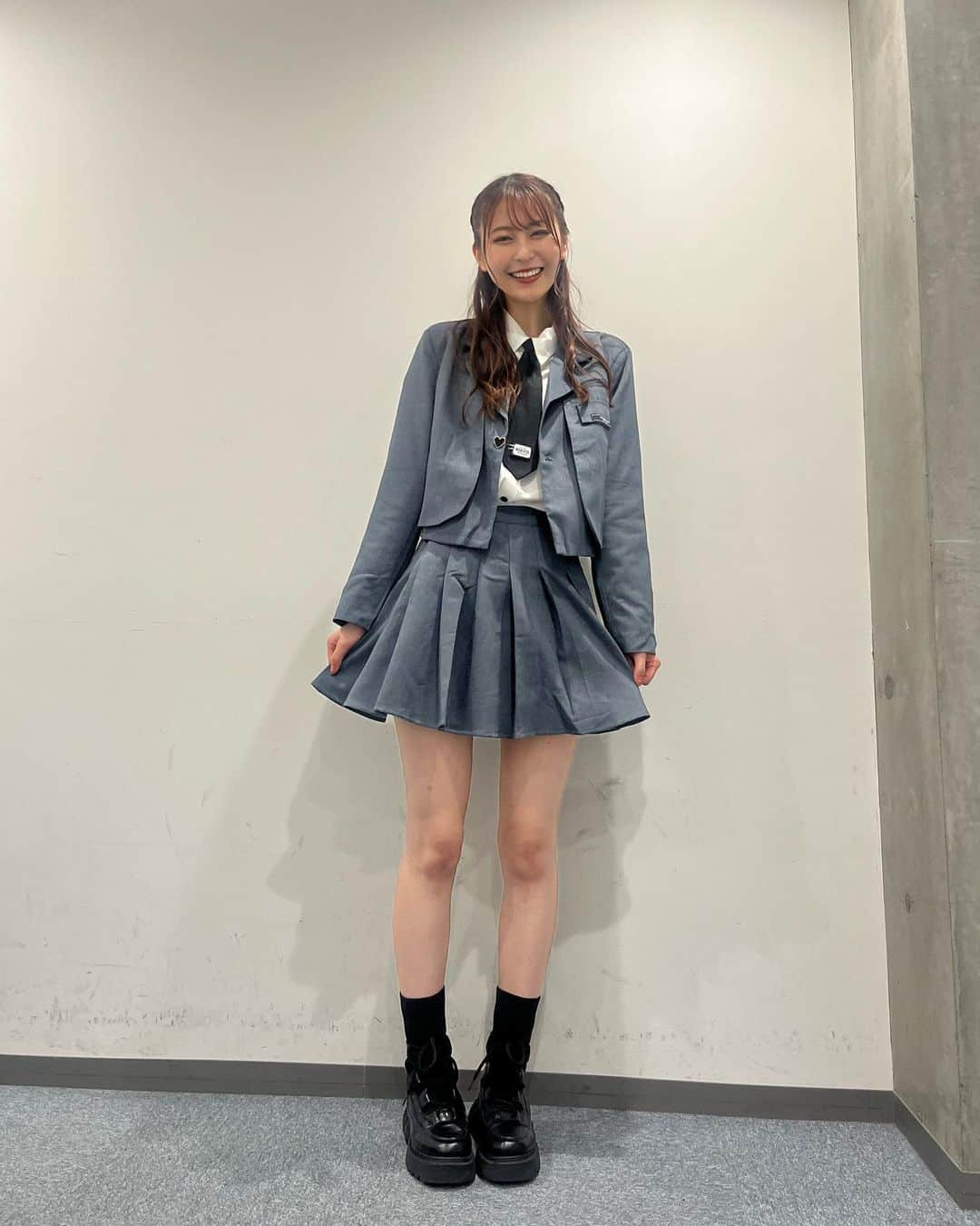 藤田愛理さんのインスタグラム写真 - (藤田愛理Instagram)「・ 久しぶりの制服〜🩶 「恋は月曜日」いっぱい聴いてね🫧 #制服#コスプレ#韓国」6月25日 20時21分 - airi_crownpop