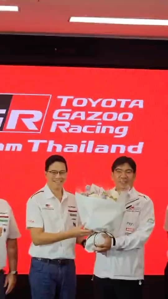 Toyota team thailandのインスタグラム：「TGRTT ร่วมงาน New Corolla Altis - THE DAY TO FEEL IT MORE @TOYOTA ALIVE บางนา รับเกียรติจากคุณณัทธร ศรีนิเวศน์  รักษาการผู้ช่วยกรรมการผู้จัดการใหญ่ บริษัทโตโยต้า มอเตอร์ ประเทศไทย จำกัด มอบช่อดอกไม้แสดงความยินดีกับแชมป์โลกรายการ 51st ADAC 24h Nürburgring พร้อมให้สัมภาษณ์ประสบการณ์ประทับใจจากการแข่งขันตลอด 10 ปีที่ผ่านมา ติดตามเชียร์ 🚗TGRTT x Bangsaen GrandPrix 2023 วันที่ 28 มิถุนายน -2 กรกฎาคมนี้ สนามเฉพาะกิจเลียบหาดบางแสน ที่มีเสน่ห์ที่สุดในโลกกับ TGRTT ที่จะลงแข่งขันรายการใหญ่ทั้ง Thailand Super Series R.3-4 & RAAT Thailand Endurance International Championship R.2」