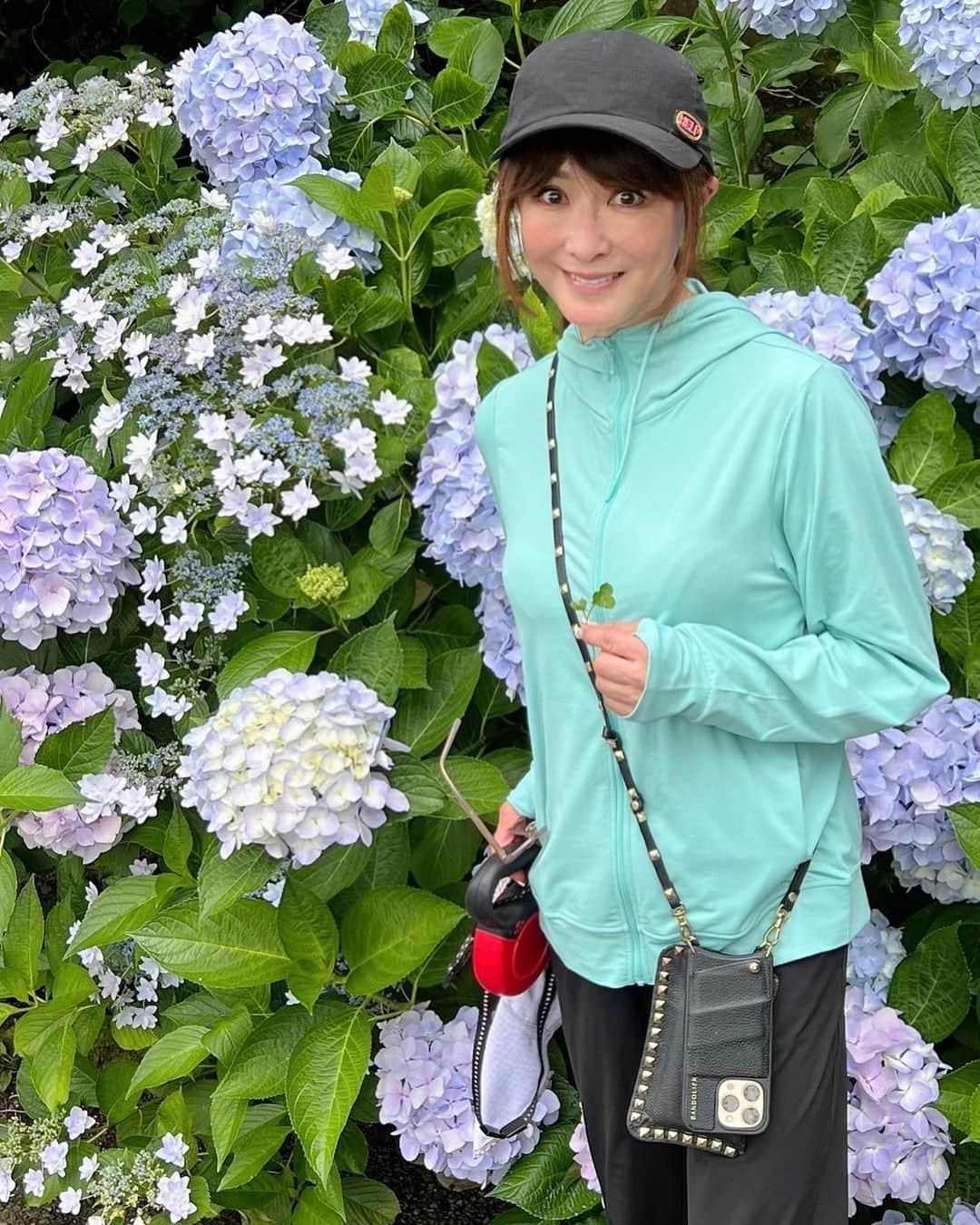 山田佳子さんのインスタグラム写真 - (山田佳子Instagram)「紫陽花を愛でながら週末ウォーキング♪ ⁡ #体調 #イマイチ #だけど #自然に囲まれて  #元気チャージ  #小鳥のさえずり #草木の香り #癒される #優しい色 #紫陽花の季節 #明日から頑張ろう」6月25日 20時22分 - yoshiko117