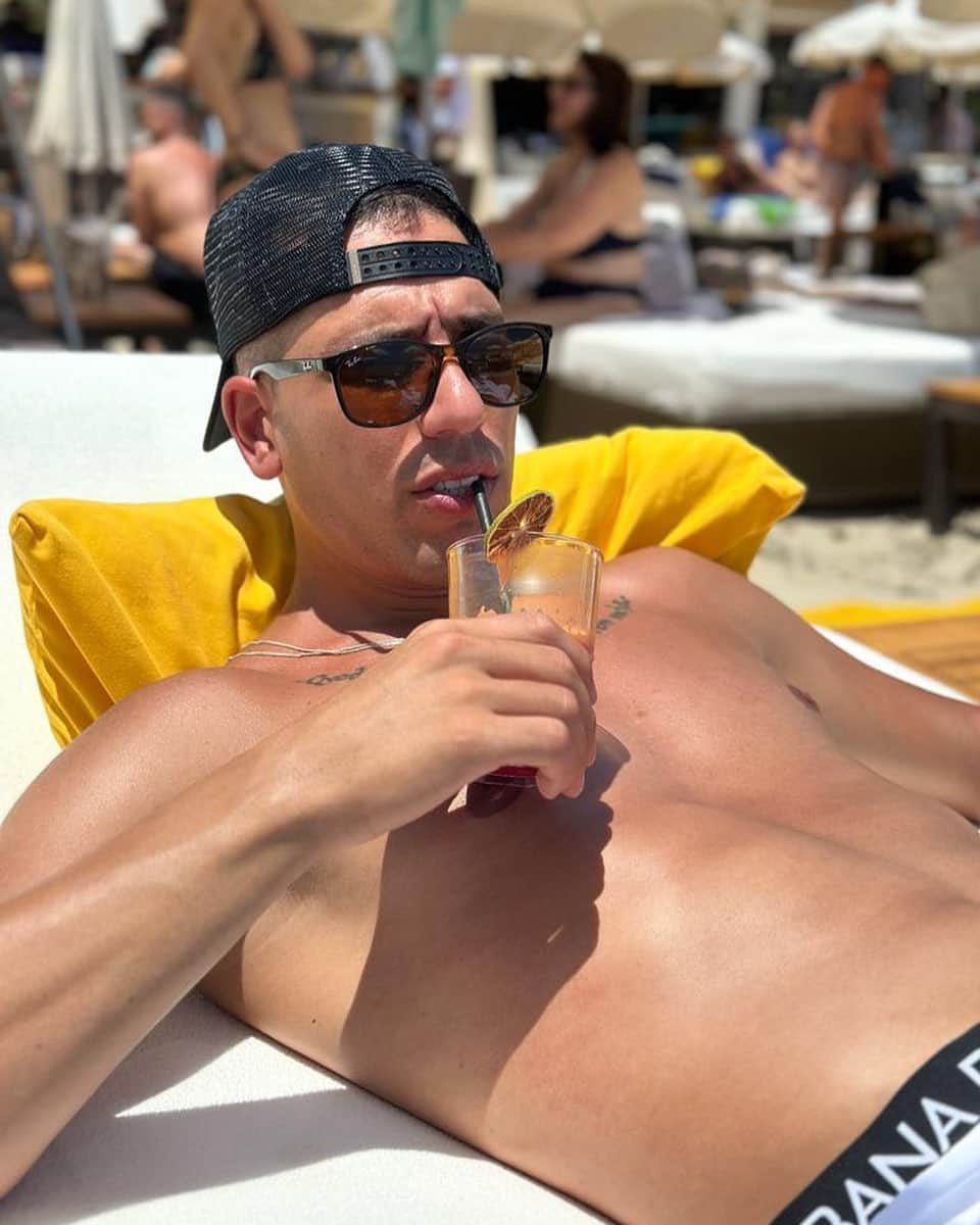 ジョエル・ロブレスのインスタグラム：「🏝️😎 🥤」