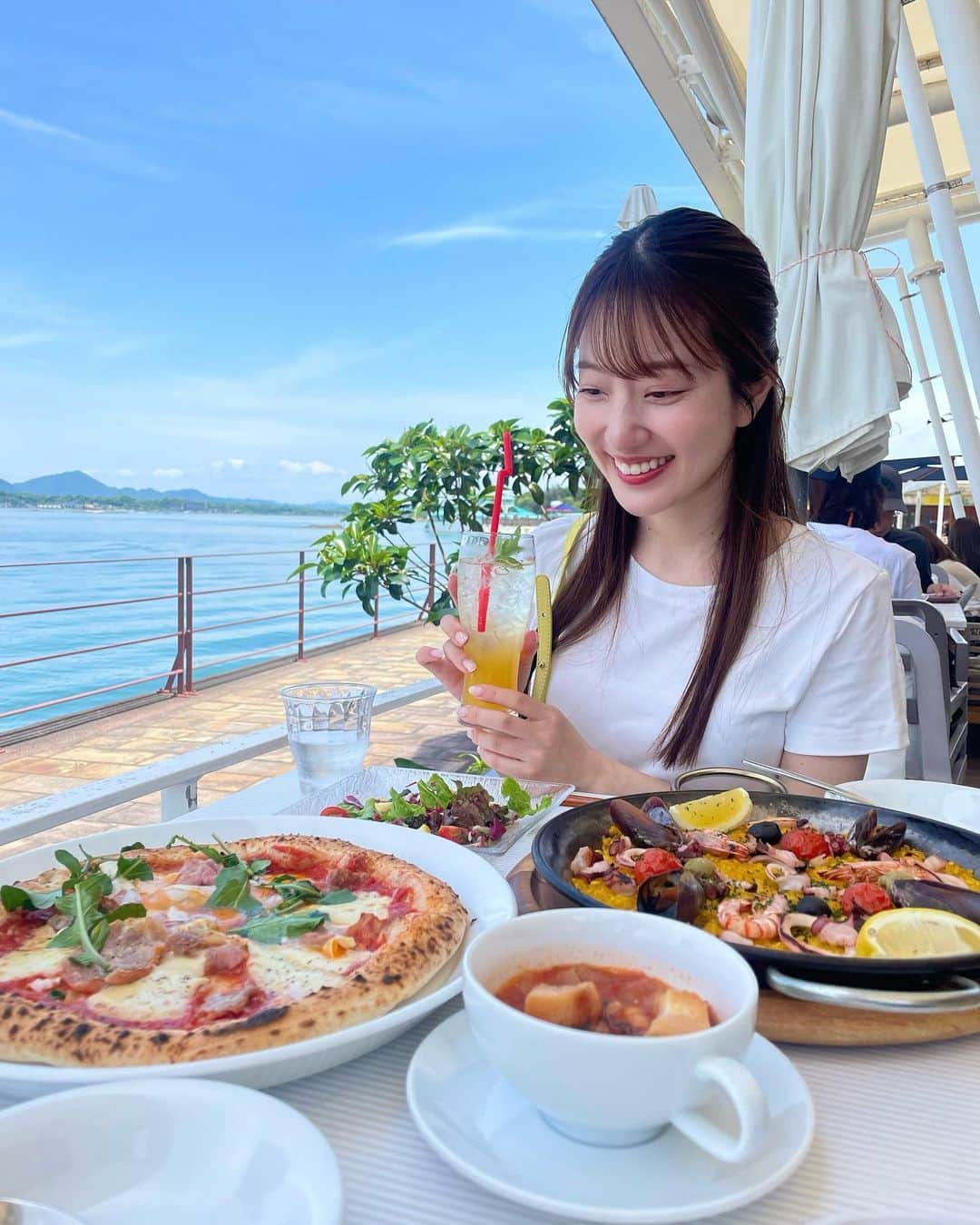 原直子さんのインスタグラム写真 - (原直子Instagram)「天草旅行２日目🏝️ ※動画があるので音が出る所あります  福岡の友達と合流してレンタカーで上天草まで行きました♡ 沖縄や最近行った九十九島の眺めとはまた違う海の景色✨遠くに陸や緑が見えて美しい眺めでした✨  海を見ながら、魚介たっぷりのパエリアは最高🥘✨ 天草宣伝大使の藤原采ちゃんとお写真撮って頂きました。ほんとに透けてた！！！笑  あとシードーナツという海の中にある少し小さめの水族館が、これが楽しくて✨イルカと触れ合える時間とショーがあるんだけど、人生で1番イルカを間近で見られました！ ジャンプのあとの水しぶきも頂きました♡笑 とっても可愛くて癒された〜♡  ソーダ飲んだり、キャンドル作ったり、塩パン食べたり、あっという間に1日が過ぎました。 ちなみに塩パンは、地元で満月の海水を汲み上げて作っているらしいです🌕なんかすごい。  参考までに、ここに載せている場所は全て歩いて移動できる範囲にあります。  青空と海🏖️好きだなぁ〜 天草は(夏前だったからかもしれないけど)混雑している所もなく、ゆっくり出来てリフレッシュ出来たのが何よりもよかったです✨  #天草観光 #天草 #天草グルメ #上天草 #上天草グルメ #プレートカフェリゾラ #天草塩パンラボ #海中水族館シードーナツ #藤原采 #海が見えるレストラン #熊本観光 #旅の思い出 #旅の記録」6月25日 20時30分 - naoko_15_hara