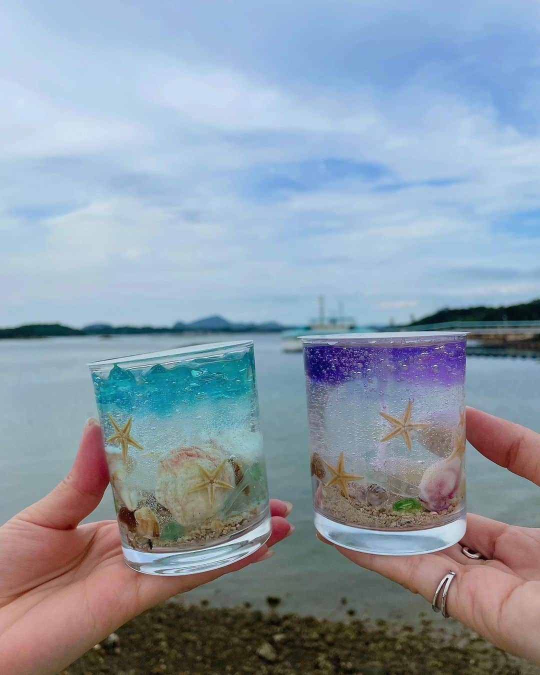 原直子さんのインスタグラム写真 - (原直子Instagram)「天草旅行２日目🏝️ ※動画があるので音が出る所あります  福岡の友達と合流してレンタカーで上天草まで行きました♡ 沖縄や最近行った九十九島の眺めとはまた違う海の景色✨遠くに陸や緑が見えて美しい眺めでした✨  海を見ながら、魚介たっぷりのパエリアは最高🥘✨ 天草宣伝大使の藤原采ちゃんとお写真撮って頂きました。ほんとに透けてた！！！笑  あとシードーナツという海の中にある少し小さめの水族館が、これが楽しくて✨イルカと触れ合える時間とショーがあるんだけど、人生で1番イルカを間近で見られました！ ジャンプのあとの水しぶきも頂きました♡笑 とっても可愛くて癒された〜♡  ソーダ飲んだり、キャンドル作ったり、塩パン食べたり、あっという間に1日が過ぎました。 ちなみに塩パンは、地元で満月の海水を汲み上げて作っているらしいです🌕なんかすごい。  参考までに、ここに載せている場所は全て歩いて移動できる範囲にあります。  青空と海🏖️好きだなぁ〜 天草は(夏前だったからかもしれないけど)混雑している所もなく、ゆっくり出来てリフレッシュ出来たのが何よりもよかったです✨  #天草観光 #天草 #天草グルメ #上天草 #上天草グルメ #プレートカフェリゾラ #天草塩パンラボ #海中水族館シードーナツ #藤原采 #海が見えるレストラン #熊本観光 #旅の思い出 #旅の記録」6月25日 20時30分 - naoko_15_hara