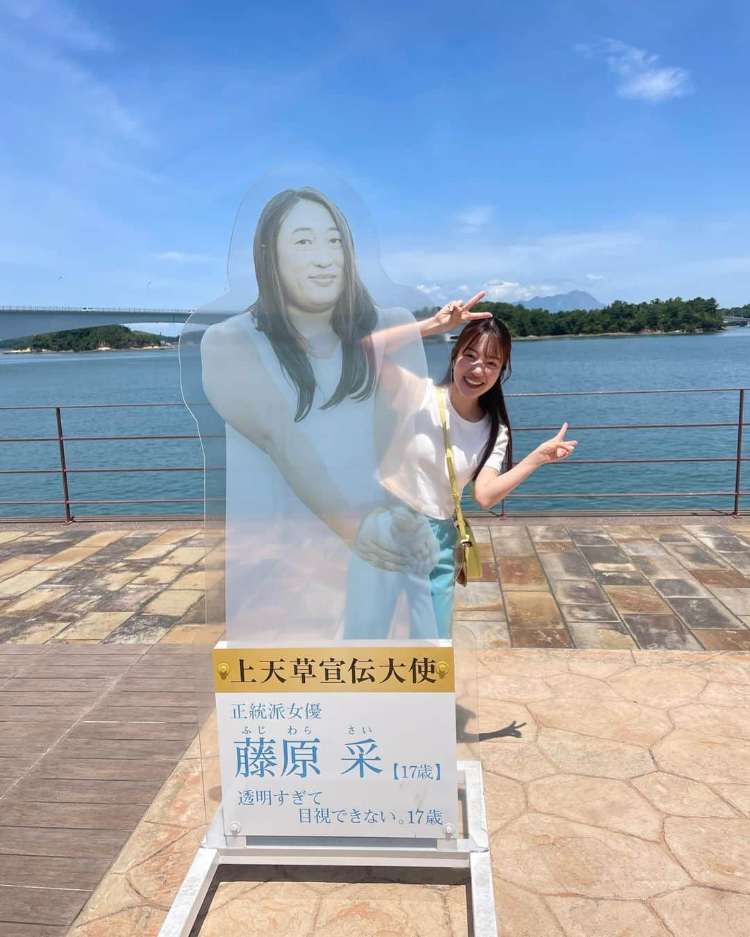 原直子さんのインスタグラム写真 - (原直子Instagram)「天草旅行２日目🏝️ ※動画があるので音が出る所あります  福岡の友達と合流してレンタカーで上天草まで行きました♡ 沖縄や最近行った九十九島の眺めとはまた違う海の景色✨遠くに陸や緑が見えて美しい眺めでした✨  海を見ながら、魚介たっぷりのパエリアは最高🥘✨ 天草宣伝大使の藤原采ちゃんとお写真撮って頂きました。ほんとに透けてた！！！笑  あとシードーナツという海の中にある少し小さめの水族館が、これが楽しくて✨イルカと触れ合える時間とショーがあるんだけど、人生で1番イルカを間近で見られました！ ジャンプのあとの水しぶきも頂きました♡笑 とっても可愛くて癒された〜♡  ソーダ飲んだり、キャンドル作ったり、塩パン食べたり、あっという間に1日が過ぎました。 ちなみに塩パンは、地元で満月の海水を汲み上げて作っているらしいです🌕なんかすごい。  参考までに、ここに載せている場所は全て歩いて移動できる範囲にあります。  青空と海🏖️好きだなぁ〜 天草は(夏前だったからかもしれないけど)混雑している所もなく、ゆっくり出来てリフレッシュ出来たのが何よりもよかったです✨  #天草観光 #天草 #天草グルメ #上天草 #上天草グルメ #プレートカフェリゾラ #天草塩パンラボ #海中水族館シードーナツ #藤原采 #海が見えるレストラン #熊本観光 #旅の思い出 #旅の記録」6月25日 20時30分 - naoko_15_hara