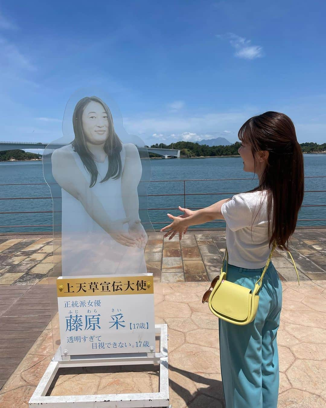 原直子さんのインスタグラム写真 - (原直子Instagram)「天草旅行２日目🏝️ ※動画があるので音が出る所あります  福岡の友達と合流してレンタカーで上天草まで行きました♡ 沖縄や最近行った九十九島の眺めとはまた違う海の景色✨遠くに陸や緑が見えて美しい眺めでした✨  海を見ながら、魚介たっぷりのパエリアは最高🥘✨ 天草宣伝大使の藤原采ちゃんとお写真撮って頂きました。ほんとに透けてた！！！笑  あとシードーナツという海の中にある少し小さめの水族館が、これが楽しくて✨イルカと触れ合える時間とショーがあるんだけど、人生で1番イルカを間近で見られました！ ジャンプのあとの水しぶきも頂きました♡笑 とっても可愛くて癒された〜♡  ソーダ飲んだり、キャンドル作ったり、塩パン食べたり、あっという間に1日が過ぎました。 ちなみに塩パンは、地元で満月の海水を汲み上げて作っているらしいです🌕なんかすごい。  参考までに、ここに載せている場所は全て歩いて移動できる範囲にあります。  青空と海🏖️好きだなぁ〜 天草は(夏前だったからかもしれないけど)混雑している所もなく、ゆっくり出来てリフレッシュ出来たのが何よりもよかったです✨  #天草観光 #天草 #天草グルメ #上天草 #上天草グルメ #プレートカフェリゾラ #天草塩パンラボ #海中水族館シードーナツ #藤原采 #海が見えるレストラン #熊本観光 #旅の思い出 #旅の記録」6月25日 20時30分 - naoko_15_hara