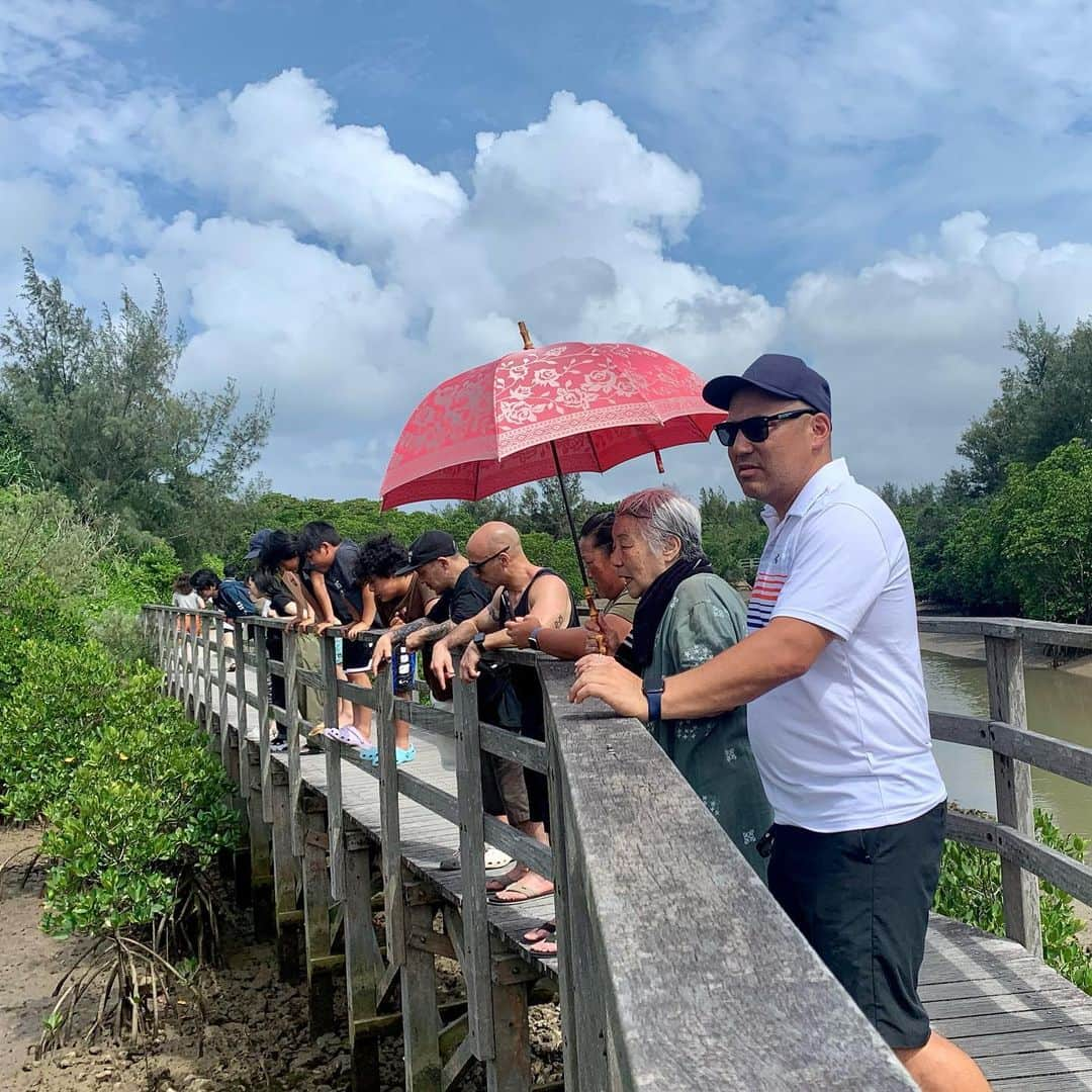 上田ユキエさんのインスタグラム写真 - (上田ユキエInstagram)「🇺🇸 Family Japan Trip 🇯🇵 後半戦。沖縄〜宮古島〜来間島〜池間島〜伊良部島。来間大橋、竜宮展望台、イムギャーマリンガーデン、東平安崎、池間大橋、島尻マングローブ林、砂山ビーチ、伊良部大橋、シギラビーチ、パラセーリング。  #family #trip #japan」6月25日 20時30分 - yukie_ueda