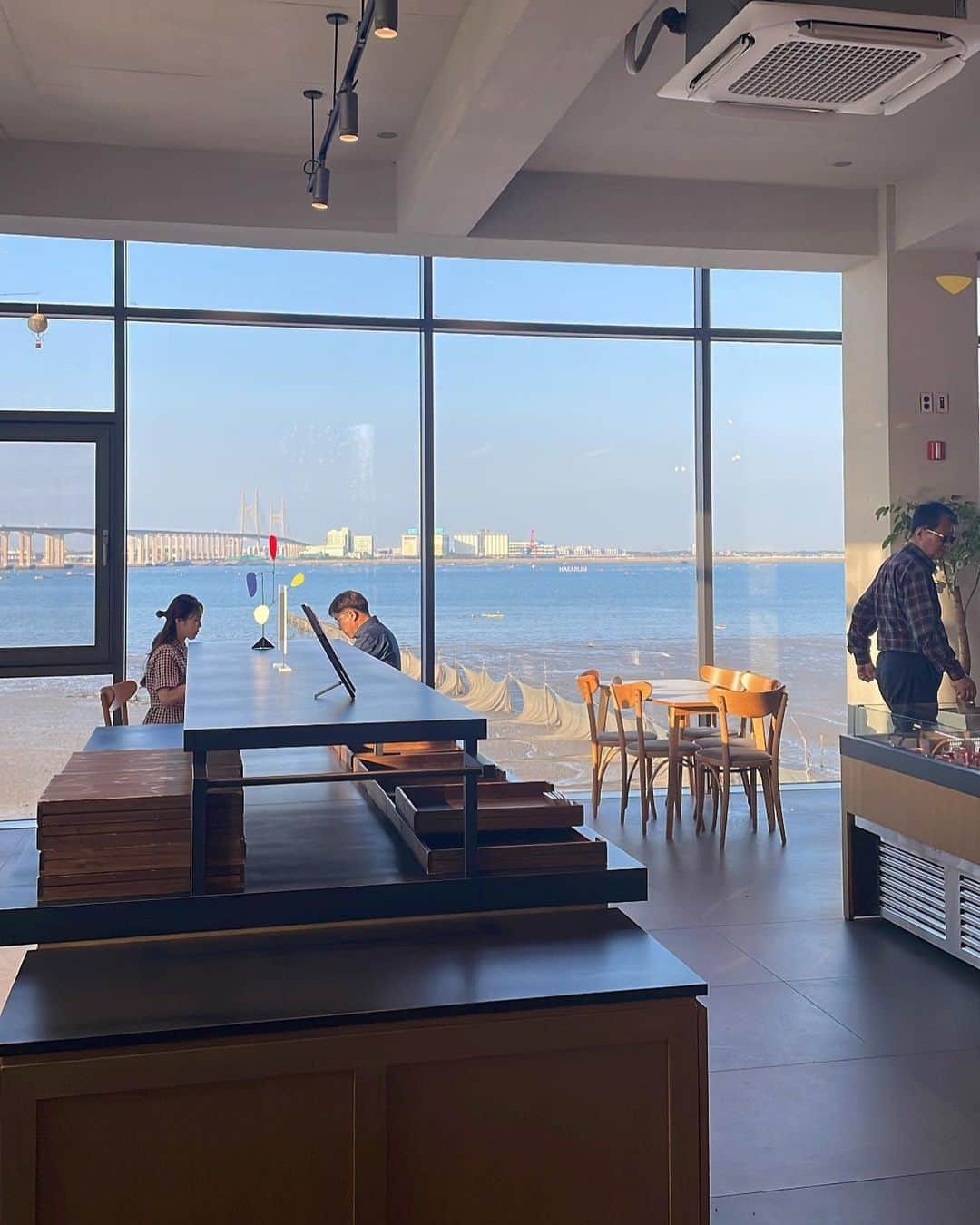 青井春さんのインスタグラム写真 - (青井春Instagram)「/* 바다는 휴일🎣 . #korea#trip#cafe#sea #한국#여행#카페」6月25日 20時30分 - harujjang26