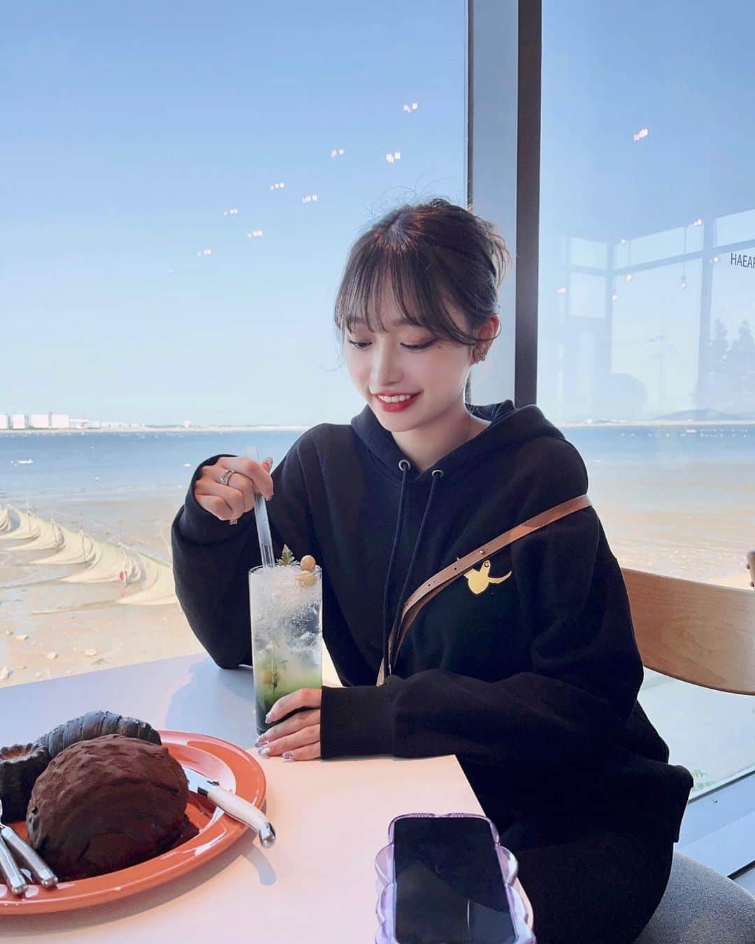青井春のインスタグラム：「/* 바다는 휴일🎣 . #korea#trip#cafe#sea #한국#여행#카페」