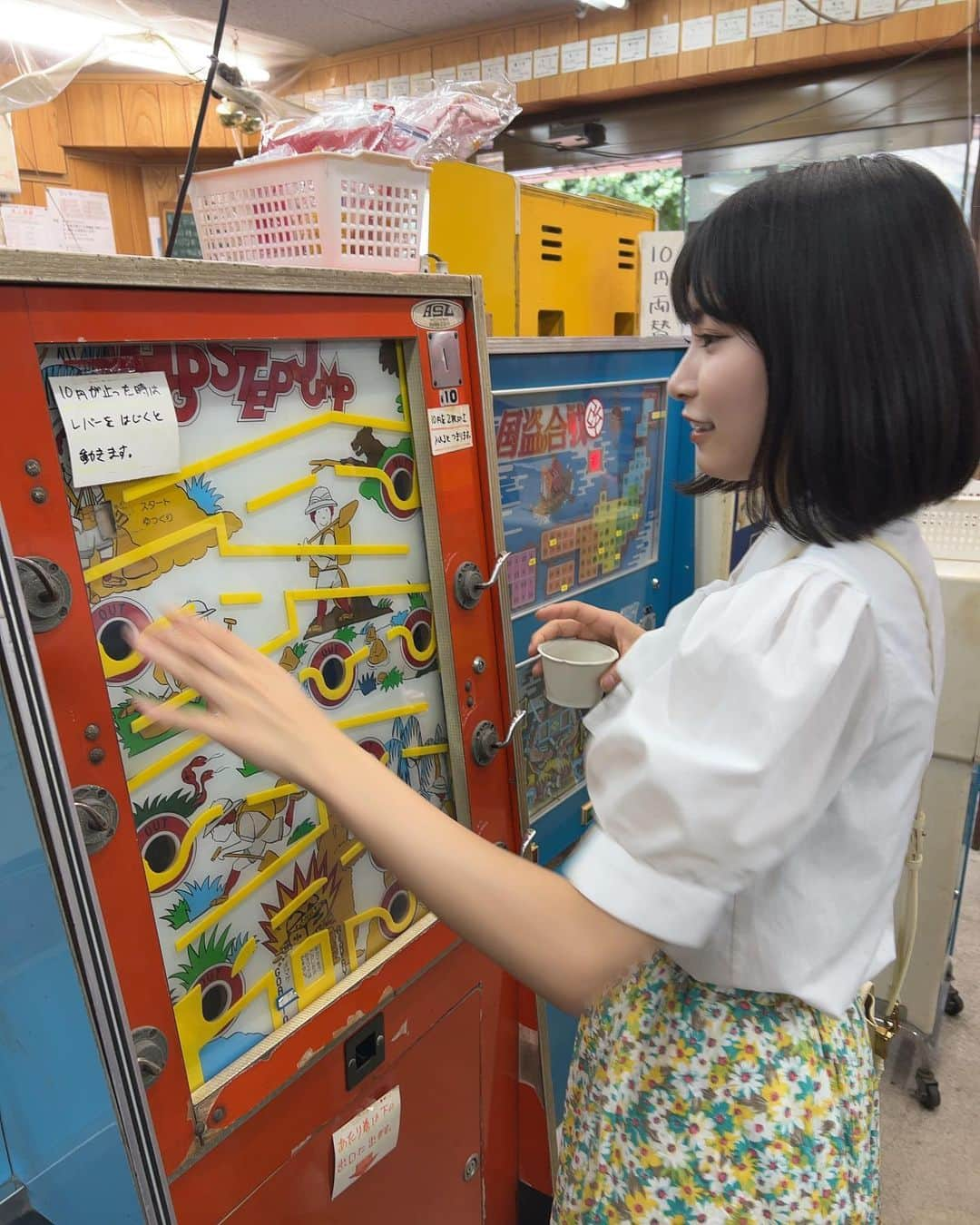 日高里緒さんのインスタグラム写真 - (日高里緒Instagram)「念願の10円ゲームしてきました🪙  だいすきな橋本環奈ちゃんが主演のドラマで 出てきて、めっちゃ行ってみたかったところ！  いろんな種類あって楽しかった〜！！！ 普段全然ゲームせーへんけど 夢中でやってました、、、 気づいたら2時間！永遠やれる…  でも安定にめちゃめちゃ下手やった。(笑)  友達200点ぐらいやったのに りおは90点でした…(笑)  駄菓子と交換してもらったよ✌︎✌︎  ベンジャスの中で時折ゲームが流行るのですが みんなも普段からゲームするんかな…？ 気になる、、、 よかったら何のゲームしてるか 教えてください☺︎ りおでも出来るやつあるかな、、(笑)  YouTubeも更新したので よかったら見てね✌︎✌︎  コメントも待ってます☺︎  #駄菓子屋ゲーム博物館  #10円ゲーム #王様に捧ぐ薬指」6月25日 20時31分 - rio_hidaka