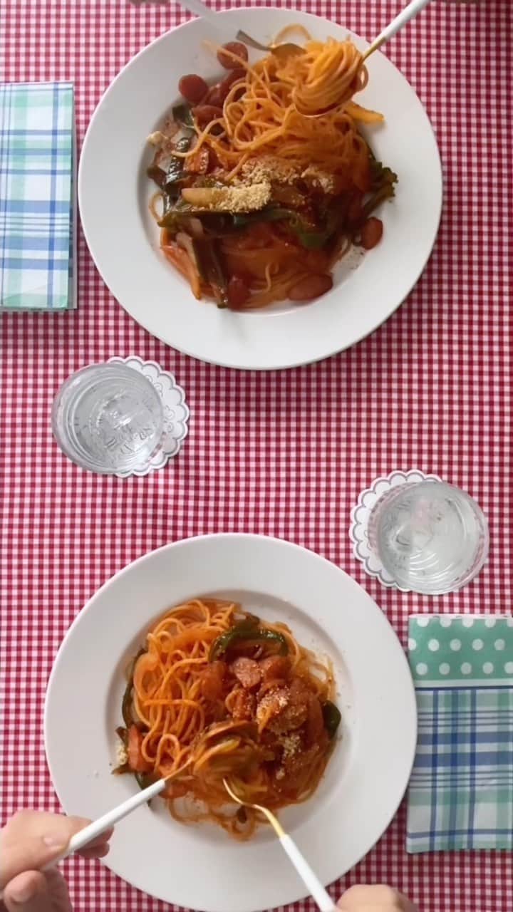 福田淳子のインスタグラム：「Happy Sunday brunch with colorful plates. Naporitan (Napolitan) is a Japanese spaghetti dish flavored with tomato ketchup. Authentic dishes brings lots of memories to everyone.   休日のカラフルなブランチ。 ナポリタンはみんなの思い出が詰まったメモリーな一皿。  Styling & Food @junjunfukuda  Styling & Calligraphy @toufuhayama   #calligraphyart #japanesecalligraphy#calligraphystyling#calligraphycordinate #junkofukuda #greenday  #nationalholiday #sweetsforspring #抹茶スイーツ #抹茶のおやつ100 #ナポリタン #ナポリタンスパゲッティ #なぽりたん」