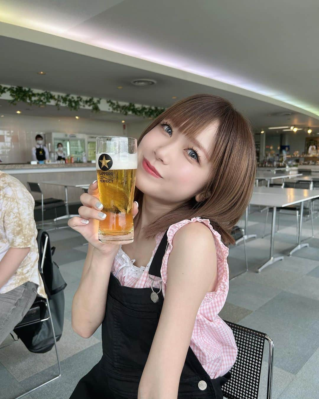 水嶋ひかるのインスタグラム：「🍻久しぶりにのんだ💛 . 恵庭に来たらサッポロビール工場見学🏭🍺！ 小さい頃から行ってるサッポロビール工場の見学🏭たのしかったぁ！ 小学校の遠足？かサッポロビール工場に来て卒業アルバムに友達と映ってるおっきな木🌳も木を見て思い出した☺️ 夏になるとお祭りもあったりたくさん思い出のある場所ぉ🌼 . #サッポロビール #サッポロビール工場 #サッポロクラシック #北海道 #恵庭 #北海道旅行 #恵庭観光 #今日は何の日 #寅の日」