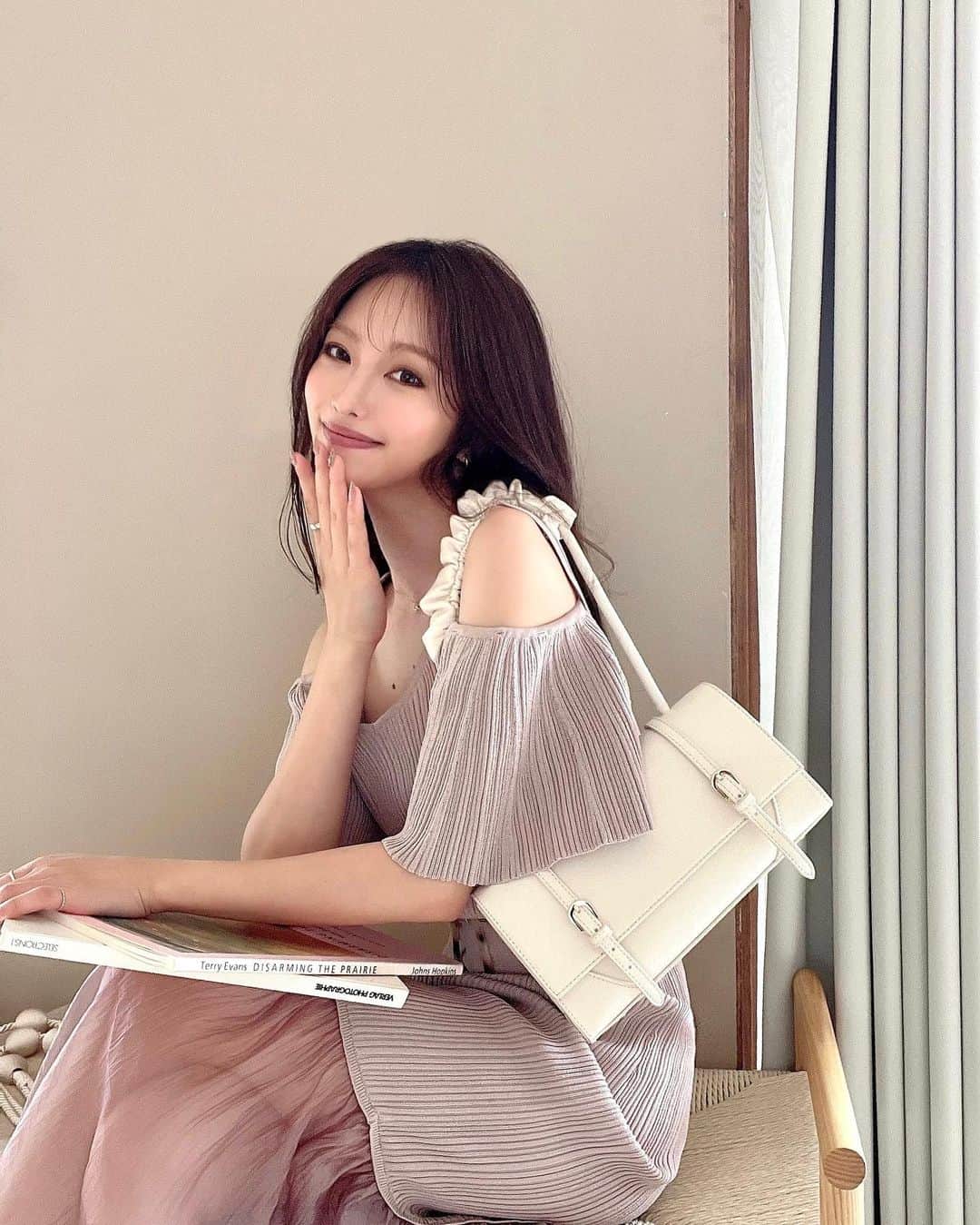 木田絵里香のインスタグラム：「. このワンピ肩閉じられるんだ♩ (どっちも開けてるけど🤭w) 二の腕スッキリだね✨ . セールもう見た？♡ハイライトまとめてまする🏷️ @erika_resexxy  . #ワンピース#ロングワンピ」