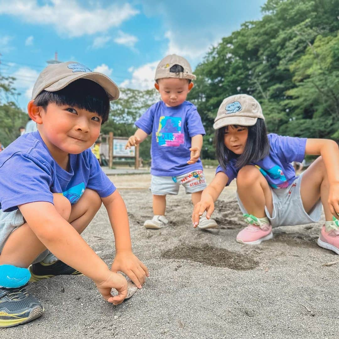 ゆずみつのインスタグラム：「今日はママが美容院だったから公園でたくさん遊んできたよ！  かわちぃと思ったらゆずのハートをつんつんしてね🫶  #ゆずみつ #三姉弟 #おそろコーデ #子供コーデ #xlarge #breeze #アカチャンホンポ」