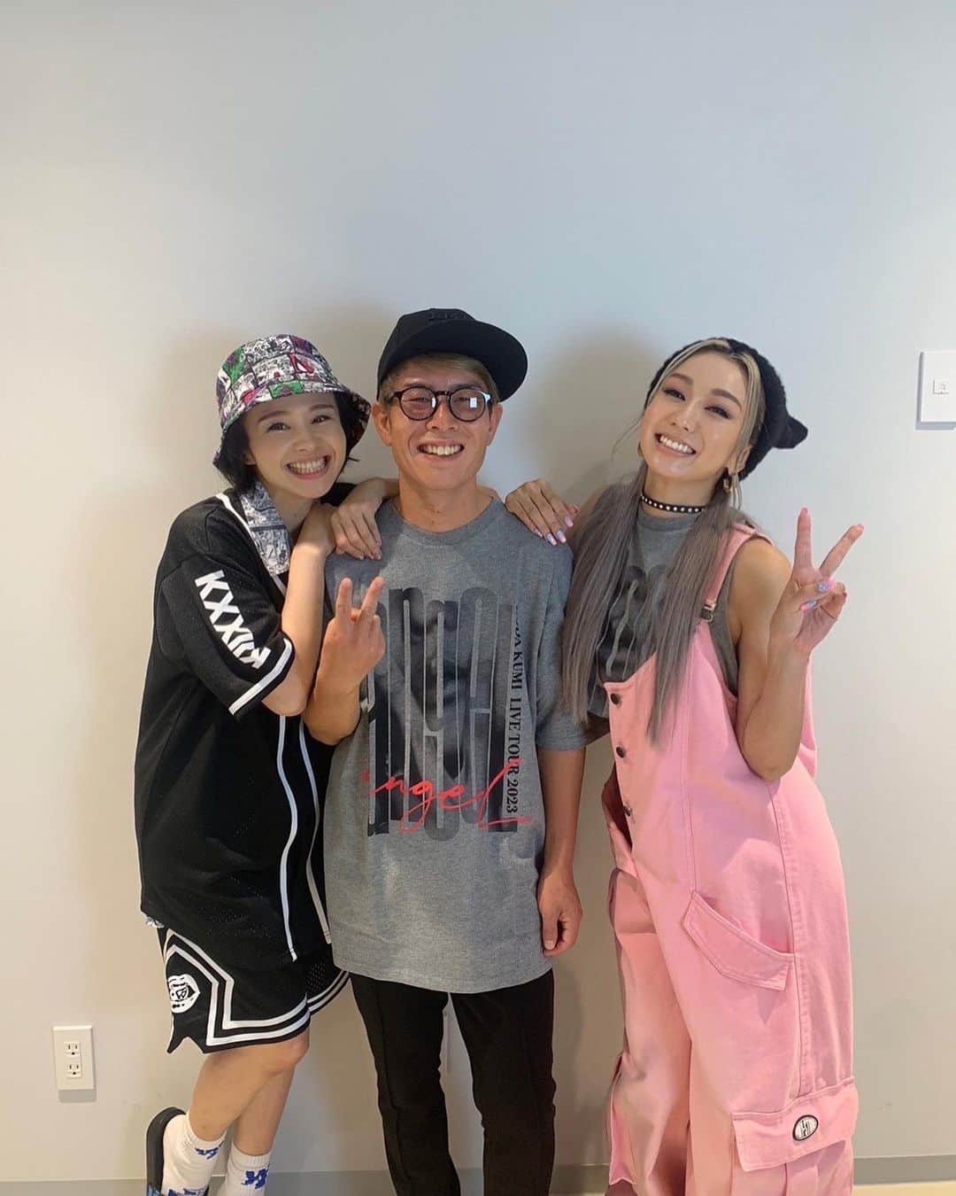 倖田來未のインスタグラム：「兵庫県は、なんと初姫路公演！ 初めていくってことで、とても緊張したのですが、 みーもと、淳さんがきてくれはりました！っておい！ みーもは本物やけど、あつしさんは、、、？！またもや！のやつ！！笑ロンフーのあつしさんでした笑笑  会場でもいじらせていただき笑笑 とんでもない盛り上がり！ほんまに！最高としか言いようがない！ 次は、兵庫公演は、神戸と姫路行きたいっっ！笑」