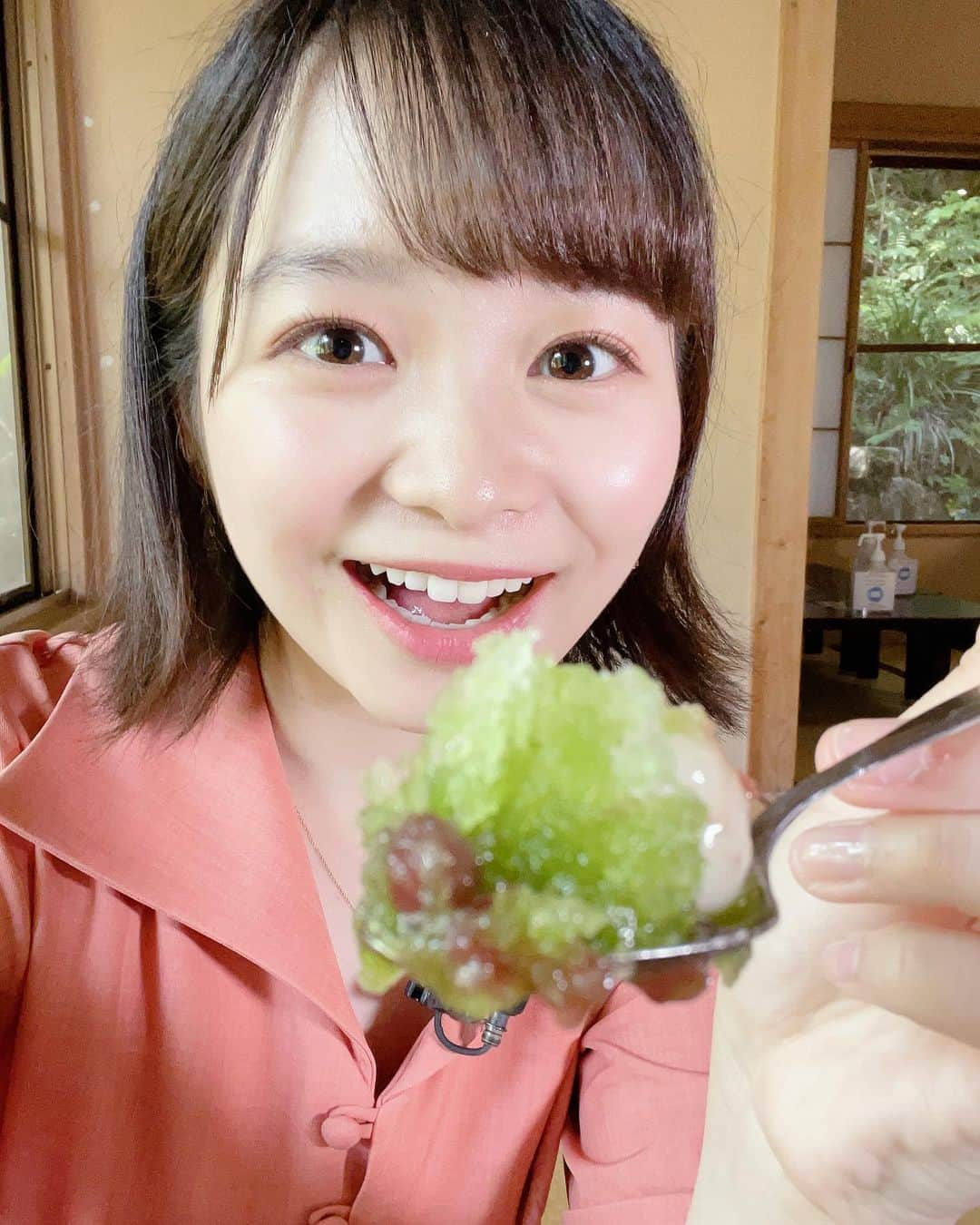 延命杏咲実さんのインスタグラム写真 - (延命杏咲実Instagram)「. 最高に美味しい抹茶のかき氷〜〜🍵 . 抹茶、小豆、白玉のコンボはやっぱり最高ですよね〜、、🥰🥰 . 先日のBS松竹東急「土曜のトオルとカヲル」では、等々力渓谷をご紹介しました〜！💁‍♀️ 都会なのにあんな自然豊かなところがあるだなんて！びっくりしました🫢 . このかき氷は等々力渓谷の中にあるお店屋さんのもの！🫰🏻 . 「トオルとカヲル」のスタッフさんはいつも優しくて面白くて、わかりやすくアドバイスをくださる素敵な方ばかりでとても大好きな現場です💖 . リポート力を上げて、もっとみんなに魅力を伝えられるように頑張るぞ！💪 . . #BS松竹東急 #土曜のトオルとカヲル #等々力渓谷 #かき氷 #抹茶スイーツ #抹茶 #セントフォース #セントフォースsprout #延命杏咲実 #延命ちゃん #はてなちゃん」6月25日 20時38分 - enmei_1115