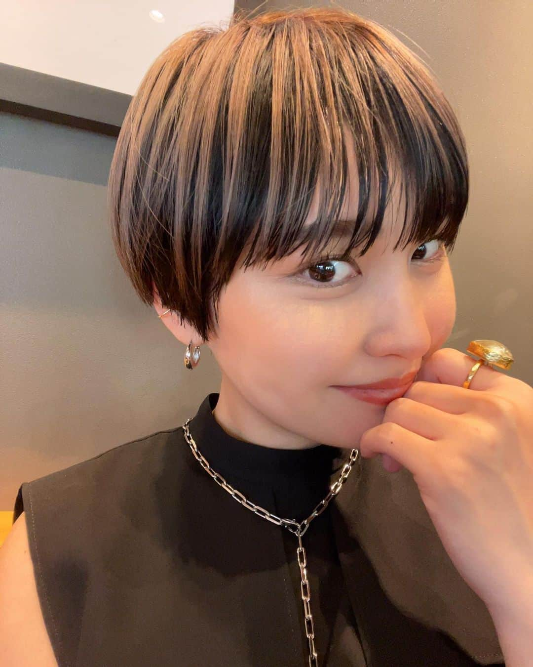 木村安梨沙さんのインスタグラム写真 - (木村安梨沙Instagram)「new hair ✂️ 今回は産前最後ということで 思い切ってアンブレラカラーをしてみました👏 ベースもずっと黒髪だったんだけど ワントーン上げてもらったよ🩷  ここ何ヶ月かずっとワンカラーだったから 久しぶりにカラーが入ると楽しいね🩷」6月25日 20時38分 - arisa1208