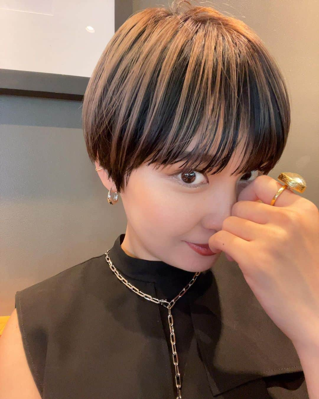 木村安梨沙のインスタグラム：「new hair ✂️ 今回は産前最後ということで 思い切ってアンブレラカラーをしてみました👏 ベースもずっと黒髪だったんだけど ワントーン上げてもらったよ🩷  ここ何ヶ月かずっとワンカラーだったから 久しぶりにカラーが入ると楽しいね🩷」