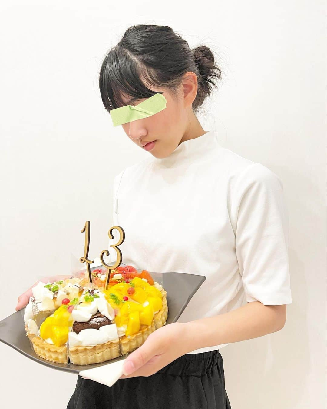 AYUMIのインスタグラム：「🎂Happy Birthday 13🎂 娘が13歳になりました ・ 今161㎝ 成長 早いって ・ 13年前のワシは はよ 毎日過ぎてくれ 頼むから 早く成長してくれ 頼むから 早く歩いてくれ 頼むから 早く自分でトイレ行ってくれ 頼むから 早く自分でご飯食べてくれ 1日24時間て 何？ 5時間でエエわ 思ってた自分を しばきたい ・ 今やったら マジで 一生0歳児のまま 成長しんといてくれ 一生お世話させてくれ 溺愛子育てが 出来る自信しかないわ ・ ほんで今は ワシが お世話される側 ・ しんどい ・ 笑 ・ ほんで 今日は ストーリーズ見てくれたら 分かる ・ 多分 ワシ今までで 一番の 最高額コーデやと思う ・ 最高額の中で 唯一の激安 トップス( @omnes_web )の 接触冷感キーネック半袖プルオーバー 接触冷感機能素材でマジで涼しい 首元はキーネックやから デニムやカラーパンツで合わせれば大人カジュアルに◎ タイトスカートやセンタープレスパンツと合わせればオフィスにも◎ 一枚あれば、どんなシーンにも使える♡ ZOZOTOWNタイムセール対象商品やからWEARにも載せました♡ トップス以外のアイテムは過去最高額 ・ 🐴💳 安定で事故 ・ 笑 ・ #娘#13歳#誕生日#おめでとう#happybirthday#family#fashion#omnes#japan#japanese」