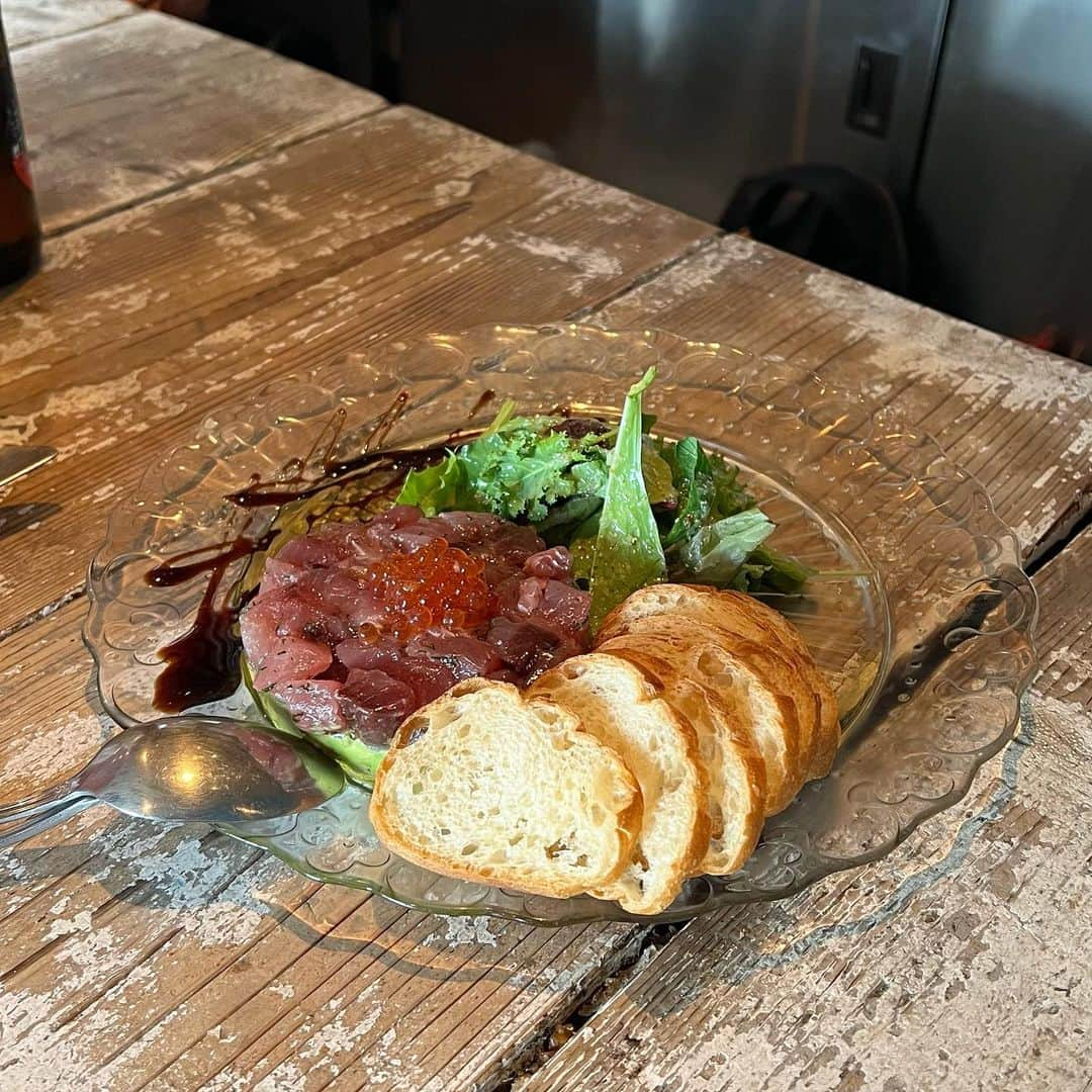 横山紗弓さんのインスタグラム写真 - (横山紗弓Instagram)「大好きなスペイン料理屋さん🥘 こちら全てお店イチオシの品です🍽 ボトルワインは、ワインセラーに入って 自分たちで選ぶスタイル🍷 とても賑やかでいい雰囲気のレストランです！ #福岡グルメ #大濠グルメ #港グルメ #福岡女子会」6月25日 20時41分 - 1129sym