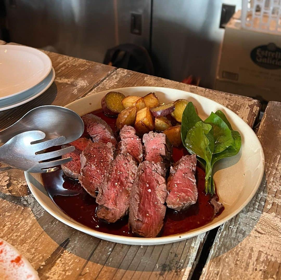 横山紗弓さんのインスタグラム写真 - (横山紗弓Instagram)「大好きなスペイン料理屋さん🥘 こちら全てお店イチオシの品です🍽 ボトルワインは、ワインセラーに入って 自分たちで選ぶスタイル🍷 とても賑やかでいい雰囲気のレストランです！ #福岡グルメ #大濠グルメ #港グルメ #福岡女子会」6月25日 20時41分 - 1129sym