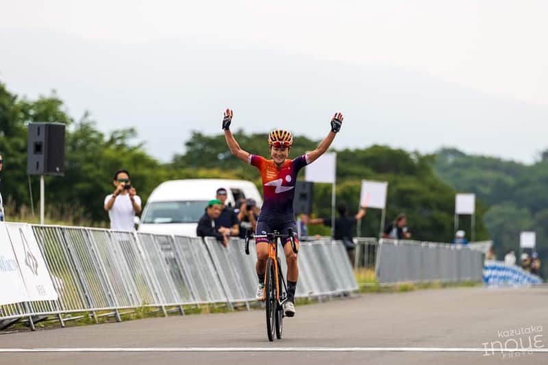 與那嶺恵理のインスタグラム：「Mission Completed 🇯🇵🥇🙌🏻 Ciao👋🏻Japan 🇯🇵 . . First of all, thank you so much to  my coach, friends, family and people rooting/helping me 🙏🏻 couldn’t appreciate to all of you but everyone in my heart 🫶🏻  It might look easy to race in Japan but absolutely NOT. I can’t race well without my people. There are so many people who take care me behind the scene.  . . Thank you again 🫶🏻  👨🏻‍🔧 @bike_shop_forza  💆🏻‍♀️ @igname_aroma @kako_dissetare  🍼🍪 @atarimaeda.cracker  And my team @hphcycling 🧡  Super happy to wear National color team kit 🤍❤️ . . Well, flight to Europe tonight already eyes on to Giro 🌹🇮🇹👀  . . 📸: @kazutaka.inoue & @kasukabevisionfilmz  #今日のエリさん　#HumanPoweredHealth」