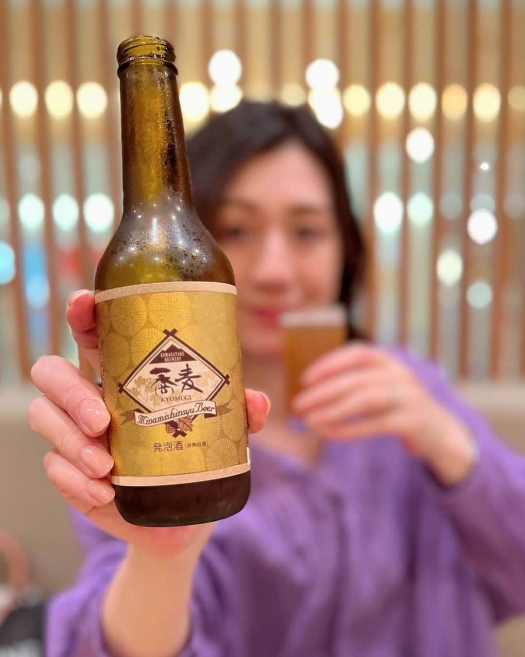のインスタグラム：「本日は長野市 男女共同参画センターさんにて【家事リストのススメ〜パパよママの本音を聞け！〜】をテーマに講演させていただきました！  家事のシェアをすることで、家族みんながもっとハッピーな生活を送れる！ そのためのポイントを、男性の方がたくさんメモを取りつつ熱心に聞いてくださったのが嬉しかったです✨  今回も温かいお客様と参画センターの職員の皆様に感謝感謝です🥹  そして、、 なんか最近ビール🍺投稿が続いておりますが、、  長野といえば信州そばー！ 帰りに長野駅にて、美味しいお蕎麦と蕎麦ビールをいただいてから北陸新幹線に乗りました。  蕎麦ビール、珍しい👀蕎麦の味はしませんでしたが、なんだか濃い気がします。 お蕎麦は、つゆととろろと胡麻の巴セット。  どこに行っても美味しいものばかり。 日本最高！  長野でも、控え室でちいかわがお迎えしてくれてテンションアップ‼️ お気遣いどうもありがとうございました❗️」