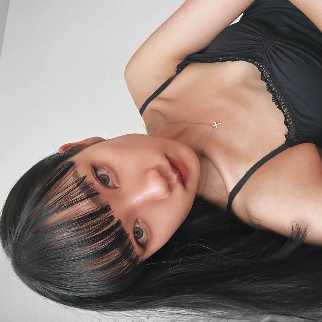 のインスタグラム：「. 🖤🩶🤍 . .」