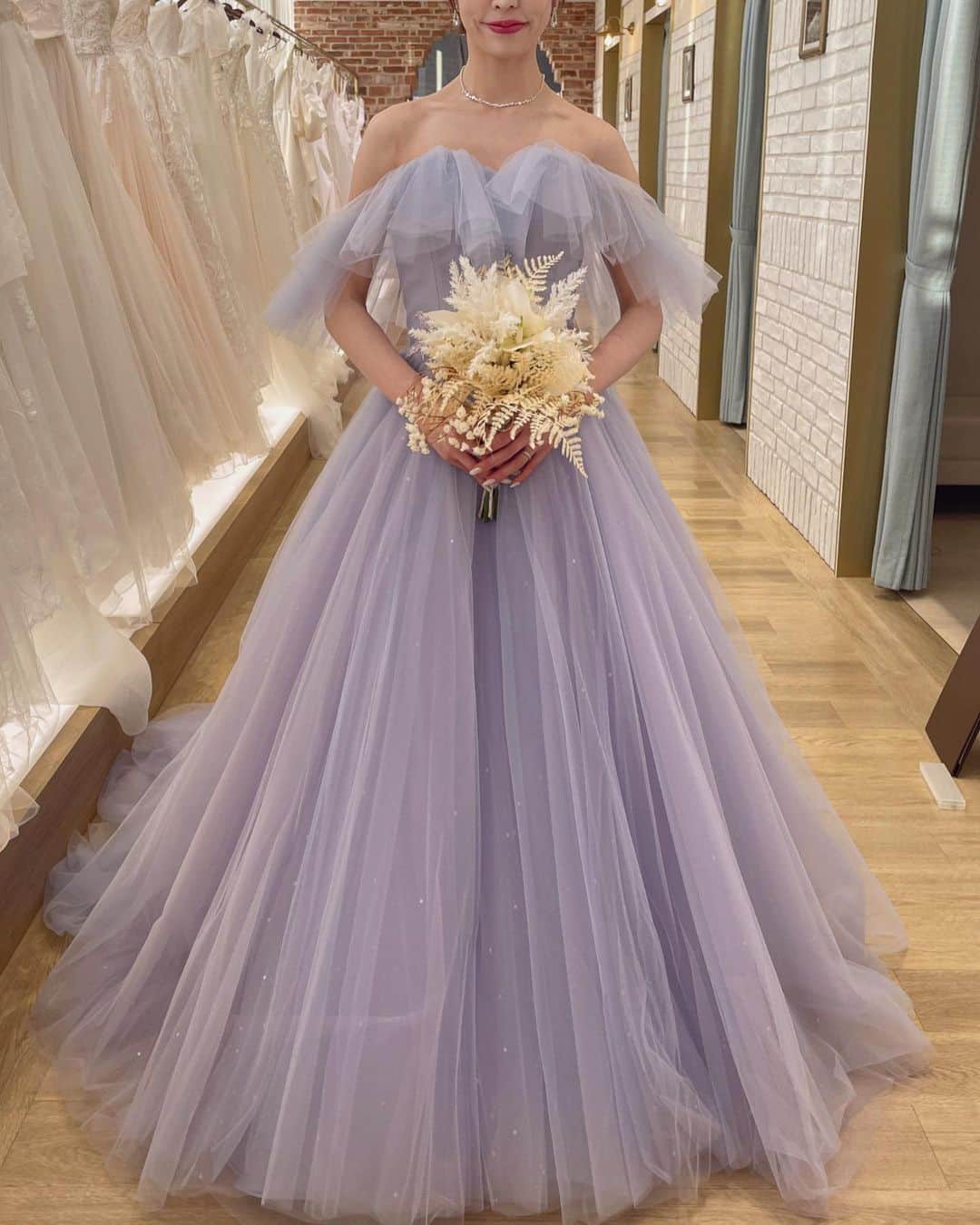 ひこ乃さんのインスタグラム写真 - (ひこ乃Instagram)「💜 ⠀ ハートカット📸を撮影したカラードレスについて質問いただきましたが @primacara_jp のmeravieというドレスになります🪻 光の当たり方によって色の見え方が変わるけどパープルとピンクのチュールグラデーションとラメがすごく可愛くてオフショルのデザインも好きでお色直しのドレスに決めました✨ 色んな着てみたい色がありすぎて悩んだので、パーソナルカラーがブルベ夏なので似合う色の中から選ぶっていうふうに絞ったらかなり選びやすかったです☺️  #カラードレス#ドレス試着#結婚式#結婚式レポ」6月25日 20時52分 - hikono0909