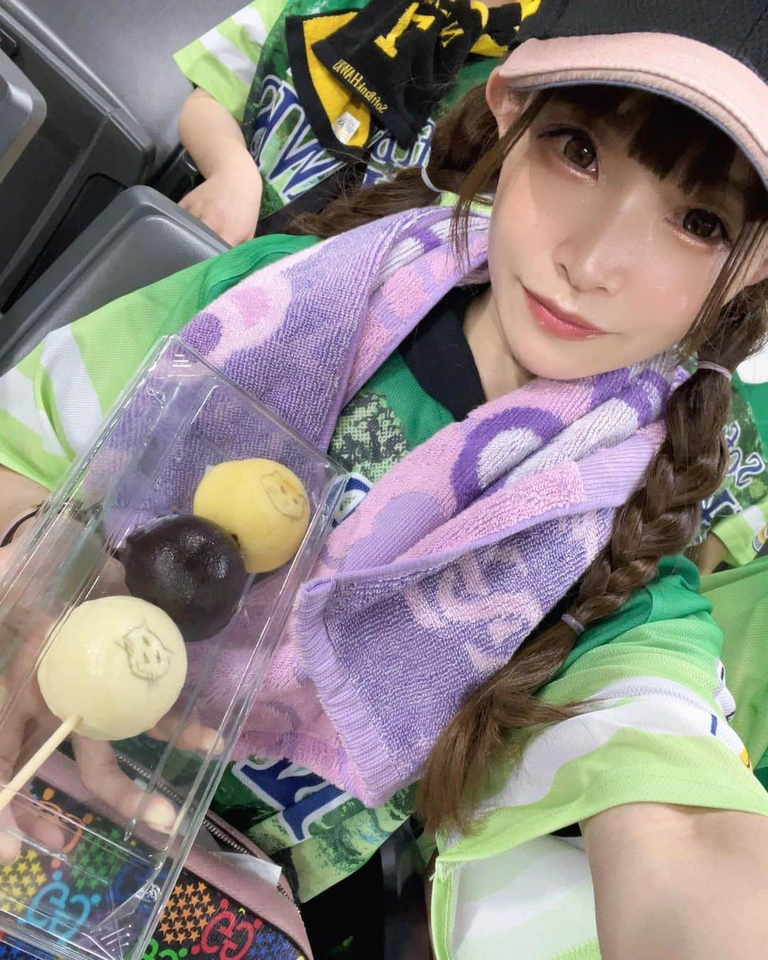 紗々木りんさんのインスタグラム写真 - (紗々木りんInstagram)「🐰💚⚾️ 2023.6.25 #ファイト九州デー  今年はみどりのくさポケモンみたいな ユニフォームだったよ🧤💚  試合はサチヤさんをなかなか攻略できず まけほ、、  ギータんのホームランのおかげで 完封阻止できたね(ᐡ o̴̶̷̥᷄  ̫ o̴̶̷̥᷅ ᐡ) ありがとギータ💚  試合後はWANIMAさんの パフォーマンスがありました🎼 ギータのために作った新曲きけて うれしかったよ🫶🏻💚  板東くん最初はナイスピーだったね！ 🍩#ばんドーナツ 😸🍡 おいしかったハマった！！ 差入れは、ばんドーナツください♡笑  #sbhawks #softbankhawks  #ホークス #ホークスファン  #ソフトバンクホークス #野球  #タカガール #鷹ガール #野球女子 #インスタ野球女子 #paypayドーム  #野球観戦 #プロ野球 #baseball #福岡 #fukuoka #wanima」6月25日 20時47分 - rinn_sh_