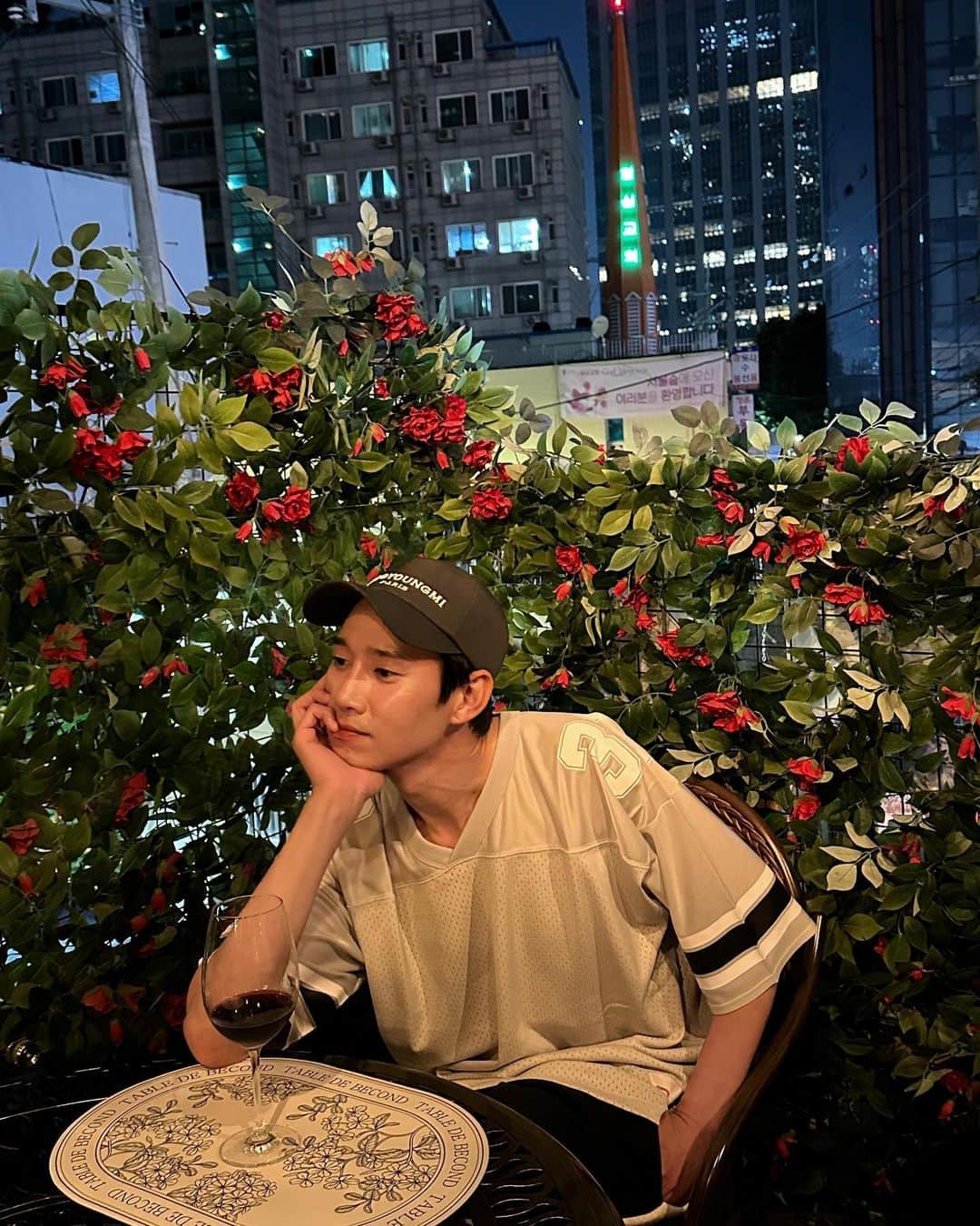 パク・ソンフンのインスタグラム：「🍷」