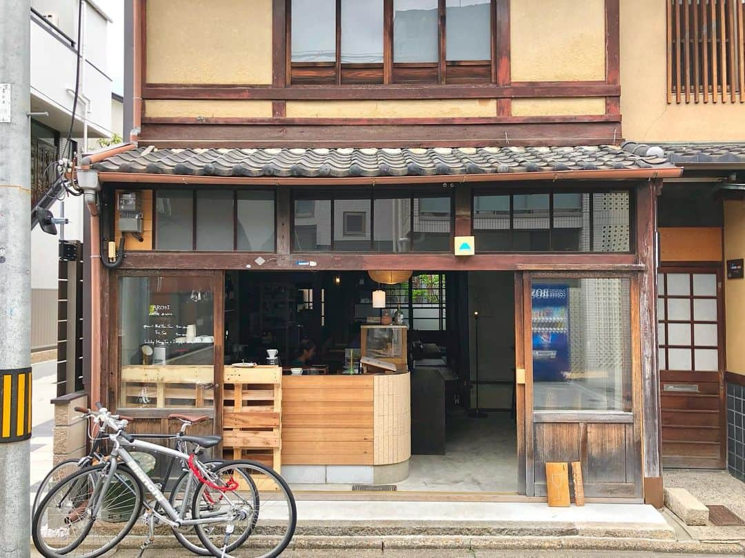 石井脩平さんのインスタグラム写真 - (石井脩平Instagram)「☕️🍷 【ARCHI coffee and wine】 @archi_kyoto  　 　 京町家をリノベーションしはったカフェ。 最近オープンしはった壬生の素敵カフェ。 石井さんに教えてもろて行ってみた。 　 アメリカンチェリーのタルトと 浅煎りのアイスコーヒー（コロンビアのお豆） 　 やっぱり町家は良いですよねぇ。 昔の京都の家を思い出すというか、近所の友達の家を思い出すというか。 前にもこんなん書いてたけど。 　 　 🍵 壬生（みぶ）という地域は、お漬物の「みぶ菜」ももちろん有名ですけども、京友禅の染物屋さんがいっぱいあって…というそんなイメージで、僕らの西陣という地域には西陣織の織物屋さんがいっぱいあって…なんか昭和のその当時の町家の感じとかも似てるというか、ホッと落ち着ける感が段違いですよねぇ。 　 　 靴脱いで、お座敷上がって、畳の上にお座布団敷いて座って、美味しいコーヒー飲めるて良いですよねぇ。 　 昔の畳やら壁やら柱やらもオシャレにええ感じに使てはるんも素敵やし、「通り庭」て言うんですけど分かりますかね…台所を奥までスッと通り抜けていける感じとかノスタルジックでたまらんし、建具から季節を感じられるんとか、京都の町家独特のやつでたまらんのですよねぇ。 やっぱりええなぁ。  　 🧁 この日に石井さんにも行ってきました報告したら「また写真どんどん上手くなってきてるなぁ」言うて、褒めてくれはりました。 　 実際あんまり誰もそんなん言葉にして言うてくれへんので、そない自覚無いんですが、技術向上してたらこれ幸いです。 　 良かったら京都の写真まだまだあるんで見てください。 　 　 #まだ京都の写真あるんかい #もうええねん #何枚撮っとんねん 　 #何とかして全部インスタ載せようとすな #連日の投稿 #もうええねん 　 #ほんで文章いちいち長いねん #まつわる思い出知らんねん #誰も読んでへんねん 　 　 🐢 まぁ、インスタって、そもそもそういうコミュニティーですもんね。 写真を賞賛し合う、それを共有するツール、みたいな事ですからね。 　 僕は昔からそのつもりでやってますし、極論ほんま素敵な写真だけでええし、文字とか文章とかも無くて良いですからね。 　 #誰が言うてんねん #どの口が言うてんねん 　 　 そんな石井さん昨日久々にお会いできて、いつもこんな僕を気にかけてくれはるし、声かけて誘ってくれはるし、色んな話してくれはるし、僕の訳分からん話もいつも優しく聞いてくれはる、ほんま優しいお兄さんです。 　 それで言うと、ヤスタケさんにも昨日めちゃ久々お会いしました。 　 いつもなぜか定期的にそして奇跡的にたまたまお会いする事があるんですが、その日ちょうどLINEニュースのトップに「モー娘。5期集合ファン歓喜」みたいな結婚式の記事の写真見た直後で、その新郎新婦が目の前に急に現れたんでビックリしてる僕に、お忙しいお疲れの中のはずやのに、色々心配してくれはったり励ましてくれはったり笑かしてくれはったり、これまたほんま優しいお兄さんです。 　 常々思いますが、僕は面白くて優しい愛のある先輩方に囲まれて恵まれているな有難いなと思うと同時に、自分もちゃんと言葉にして伝えるということが大事やなぁと思います。 　 コレは、恋愛とか人間関係にも通じる話やと思いますが、気持ちであったり思いであったりをちゃんと伝えていきたいし、そういう人間でありたいし、そういう芸人でありたいし、そういう大人でありたいなぁと思います。 　 　 #何の話をしてんねん #カフェの話どこ行ったんや #京都の話どこ行ったんや 　 #長々と #もう誰も読んでへんねん #ええ加減にしてくれ 　 　 #ARCHI #ARCHIcoffeeandwine #京都カフェ #壬生カフェ 　 #京町家 #町家リノベーション #KYOTO #kyototrip 　 #ボクらの町京都 #京都で原点回帰」6月25日 20時49分 - presidentchan141