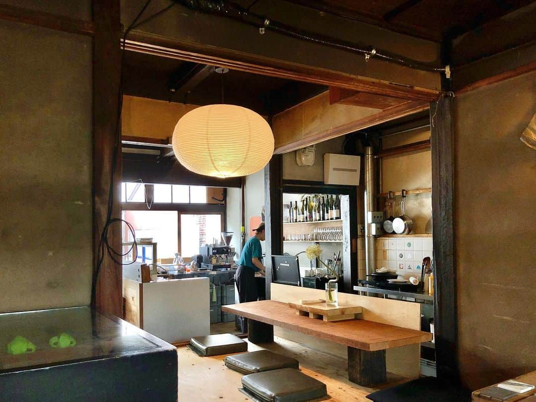 石井脩平さんのインスタグラム写真 - (石井脩平Instagram)「☕️🍷 【ARCHI coffee and wine】 @archi_kyoto  　 　 京町家をリノベーションしはったカフェ。 最近オープンしはった壬生の素敵カフェ。 石井さんに教えてもろて行ってみた。 　 アメリカンチェリーのタルトと 浅煎りのアイスコーヒー（コロンビアのお豆） 　 やっぱり町家は良いですよねぇ。 昔の京都の家を思い出すというか、近所の友達の家を思い出すというか。 前にもこんなん書いてたけど。 　 　 🍵 壬生（みぶ）という地域は、お漬物の「みぶ菜」ももちろん有名ですけども、京友禅の染物屋さんがいっぱいあって…というそんなイメージで、僕らの西陣という地域には西陣織の織物屋さんがいっぱいあって…なんか昭和のその当時の町家の感じとかも似てるというか、ホッと落ち着ける感が段違いですよねぇ。 　 　 靴脱いで、お座敷上がって、畳の上にお座布団敷いて座って、美味しいコーヒー飲めるて良いですよねぇ。 　 昔の畳やら壁やら柱やらもオシャレにええ感じに使てはるんも素敵やし、「通り庭」て言うんですけど分かりますかね…台所を奥までスッと通り抜けていける感じとかノスタルジックでたまらんし、建具から季節を感じられるんとか、京都の町家独特のやつでたまらんのですよねぇ。 やっぱりええなぁ。  　 🧁 この日に石井さんにも行ってきました報告したら「また写真どんどん上手くなってきてるなぁ」言うて、褒めてくれはりました。 　 実際あんまり誰もそんなん言葉にして言うてくれへんので、そない自覚無いんですが、技術向上してたらこれ幸いです。 　 良かったら京都の写真まだまだあるんで見てください。 　 　 #まだ京都の写真あるんかい #もうええねん #何枚撮っとんねん 　 #何とかして全部インスタ載せようとすな #連日の投稿 #もうええねん 　 #ほんで文章いちいち長いねん #まつわる思い出知らんねん #誰も読んでへんねん 　 　 🐢 まぁ、インスタって、そもそもそういうコミュニティーですもんね。 写真を賞賛し合う、それを共有するツール、みたいな事ですからね。 　 僕は昔からそのつもりでやってますし、極論ほんま素敵な写真だけでええし、文字とか文章とかも無くて良いですからね。 　 #誰が言うてんねん #どの口が言うてんねん 　 　 そんな石井さん昨日久々にお会いできて、いつもこんな僕を気にかけてくれはるし、声かけて誘ってくれはるし、色んな話してくれはるし、僕の訳分からん話もいつも優しく聞いてくれはる、ほんま優しいお兄さんです。 　 それで言うと、ヤスタケさんにも昨日めちゃ久々お会いしました。 　 いつもなぜか定期的にそして奇跡的にたまたまお会いする事があるんですが、その日ちょうどLINEニュースのトップに「モー娘。5期集合ファン歓喜」みたいな結婚式の記事の写真見た直後で、その新郎新婦が目の前に急に現れたんでビックリしてる僕に、お忙しいお疲れの中のはずやのに、色々心配してくれはったり励ましてくれはったり笑かしてくれはったり、これまたほんま優しいお兄さんです。 　 常々思いますが、僕は面白くて優しい愛のある先輩方に囲まれて恵まれているな有難いなと思うと同時に、自分もちゃんと言葉にして伝えるということが大事やなぁと思います。 　 コレは、恋愛とか人間関係にも通じる話やと思いますが、気持ちであったり思いであったりをちゃんと伝えていきたいし、そういう人間でありたいし、そういう芸人でありたいし、そういう大人でありたいなぁと思います。 　 　 #何の話をしてんねん #カフェの話どこ行ったんや #京都の話どこ行ったんや 　 #長々と #もう誰も読んでへんねん #ええ加減にしてくれ 　 　 #ARCHI #ARCHIcoffeeandwine #京都カフェ #壬生カフェ 　 #京町家 #町家リノベーション #KYOTO #kyototrip 　 #ボクらの町京都 #京都で原点回帰」6月25日 20時49分 - presidentchan141