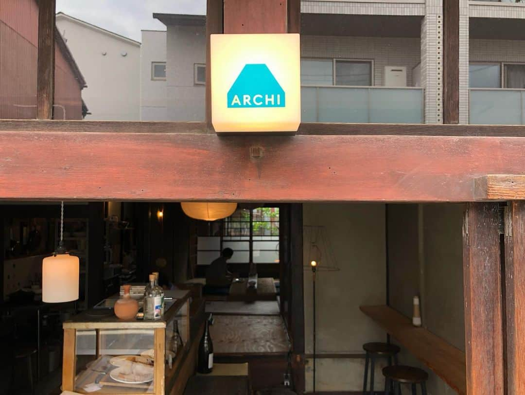 石井脩平さんのインスタグラム写真 - (石井脩平Instagram)「☕️🍷 【ARCHI coffee and wine】 @archi_kyoto  　 　 京町家をリノベーションしはったカフェ。 最近オープンしはった壬生の素敵カフェ。 石井さんに教えてもろて行ってみた。 　 アメリカンチェリーのタルトと 浅煎りのアイスコーヒー（コロンビアのお豆） 　 やっぱり町家は良いですよねぇ。 昔の京都の家を思い出すというか、近所の友達の家を思い出すというか。 前にもこんなん書いてたけど。 　 　 🍵 壬生（みぶ）という地域は、お漬物の「みぶ菜」ももちろん有名ですけども、京友禅の染物屋さんがいっぱいあって…というそんなイメージで、僕らの西陣という地域には西陣織の織物屋さんがいっぱいあって…なんか昭和のその当時の町家の感じとかも似てるというか、ホッと落ち着ける感が段違いですよねぇ。 　 　 靴脱いで、お座敷上がって、畳の上にお座布団敷いて座って、美味しいコーヒー飲めるて良いですよねぇ。 　 昔の畳やら壁やら柱やらもオシャレにええ感じに使てはるんも素敵やし、「通り庭」て言うんですけど分かりますかね…台所を奥までスッと通り抜けていける感じとかノスタルジックでたまらんし、建具から季節を感じられるんとか、京都の町家独特のやつでたまらんのですよねぇ。 やっぱりええなぁ。  　 🧁 この日に石井さんにも行ってきました報告したら「また写真どんどん上手くなってきてるなぁ」言うて、褒めてくれはりました。 　 実際あんまり誰もそんなん言葉にして言うてくれへんので、そない自覚無いんですが、技術向上してたらこれ幸いです。 　 良かったら京都の写真まだまだあるんで見てください。 　 　 #まだ京都の写真あるんかい #もうええねん #何枚撮っとんねん 　 #何とかして全部インスタ載せようとすな #連日の投稿 #もうええねん 　 #ほんで文章いちいち長いねん #まつわる思い出知らんねん #誰も読んでへんねん 　 　 🐢 まぁ、インスタって、そもそもそういうコミュニティーですもんね。 写真を賞賛し合う、それを共有するツール、みたいな事ですからね。 　 僕は昔からそのつもりでやってますし、極論ほんま素敵な写真だけでええし、文字とか文章とかも無くて良いですからね。 　 #誰が言うてんねん #どの口が言うてんねん 　 　 そんな石井さん昨日久々にお会いできて、いつもこんな僕を気にかけてくれはるし、声かけて誘ってくれはるし、色んな話してくれはるし、僕の訳分からん話もいつも優しく聞いてくれはる、ほんま優しいお兄さんです。 　 それで言うと、ヤスタケさんにも昨日めちゃ久々お会いしました。 　 いつもなぜか定期的にそして奇跡的にたまたまお会いする事があるんですが、その日ちょうどLINEニュースのトップに「モー娘。5期集合ファン歓喜」みたいな結婚式の記事の写真見た直後で、その新郎新婦が目の前に急に現れたんでビックリしてる僕に、お忙しいお疲れの中のはずやのに、色々心配してくれはったり励ましてくれはったり笑かしてくれはったり、これまたほんま優しいお兄さんです。 　 常々思いますが、僕は面白くて優しい愛のある先輩方に囲まれて恵まれているな有難いなと思うと同時に、自分もちゃんと言葉にして伝えるということが大事やなぁと思います。 　 コレは、恋愛とか人間関係にも通じる話やと思いますが、気持ちであったり思いであったりをちゃんと伝えていきたいし、そういう人間でありたいし、そういう芸人でありたいし、そういう大人でありたいなぁと思います。 　 　 #何の話をしてんねん #カフェの話どこ行ったんや #京都の話どこ行ったんや 　 #長々と #もう誰も読んでへんねん #ええ加減にしてくれ 　 　 #ARCHI #ARCHIcoffeeandwine #京都カフェ #壬生カフェ 　 #京町家 #町家リノベーション #KYOTO #kyototrip 　 #ボクらの町京都 #京都で原点回帰」6月25日 20時49分 - presidentchan141