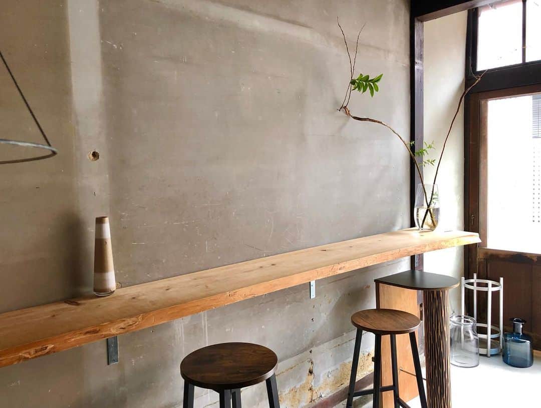 石井脩平さんのインスタグラム写真 - (石井脩平Instagram)「☕️🍷 【ARCHI coffee and wine】 @archi_kyoto  　 　 京町家をリノベーションしはったカフェ。 最近オープンしはった壬生の素敵カフェ。 石井さんに教えてもろて行ってみた。 　 アメリカンチェリーのタルトと 浅煎りのアイスコーヒー（コロンビアのお豆） 　 やっぱり町家は良いですよねぇ。 昔の京都の家を思い出すというか、近所の友達の家を思い出すというか。 前にもこんなん書いてたけど。 　 　 🍵 壬生（みぶ）という地域は、お漬物の「みぶ菜」ももちろん有名ですけども、京友禅の染物屋さんがいっぱいあって…というそんなイメージで、僕らの西陣という地域には西陣織の織物屋さんがいっぱいあって…なんか昭和のその当時の町家の感じとかも似てるというか、ホッと落ち着ける感が段違いですよねぇ。 　 　 靴脱いで、お座敷上がって、畳の上にお座布団敷いて座って、美味しいコーヒー飲めるて良いですよねぇ。 　 昔の畳やら壁やら柱やらもオシャレにええ感じに使てはるんも素敵やし、「通り庭」て言うんですけど分かりますかね…台所を奥までスッと通り抜けていける感じとかノスタルジックでたまらんし、建具から季節を感じられるんとか、京都の町家独特のやつでたまらんのですよねぇ。 やっぱりええなぁ。  　 🧁 この日に石井さんにも行ってきました報告したら「また写真どんどん上手くなってきてるなぁ」言うて、褒めてくれはりました。 　 実際あんまり誰もそんなん言葉にして言うてくれへんので、そない自覚無いんですが、技術向上してたらこれ幸いです。 　 良かったら京都の写真まだまだあるんで見てください。 　 　 #まだ京都の写真あるんかい #もうええねん #何枚撮っとんねん 　 #何とかして全部インスタ載せようとすな #連日の投稿 #もうええねん 　 #ほんで文章いちいち長いねん #まつわる思い出知らんねん #誰も読んでへんねん 　 　 🐢 まぁ、インスタって、そもそもそういうコミュニティーですもんね。 写真を賞賛し合う、それを共有するツール、みたいな事ですからね。 　 僕は昔からそのつもりでやってますし、極論ほんま素敵な写真だけでええし、文字とか文章とかも無くて良いですからね。 　 #誰が言うてんねん #どの口が言うてんねん 　 　 そんな石井さん昨日久々にお会いできて、いつもこんな僕を気にかけてくれはるし、声かけて誘ってくれはるし、色んな話してくれはるし、僕の訳分からん話もいつも優しく聞いてくれはる、ほんま優しいお兄さんです。 　 それで言うと、ヤスタケさんにも昨日めちゃ久々お会いしました。 　 いつもなぜか定期的にそして奇跡的にたまたまお会いする事があるんですが、その日ちょうどLINEニュースのトップに「モー娘。5期集合ファン歓喜」みたいな結婚式の記事の写真見た直後で、その新郎新婦が目の前に急に現れたんでビックリしてる僕に、お忙しいお疲れの中のはずやのに、色々心配してくれはったり励ましてくれはったり笑かしてくれはったり、これまたほんま優しいお兄さんです。 　 常々思いますが、僕は面白くて優しい愛のある先輩方に囲まれて恵まれているな有難いなと思うと同時に、自分もちゃんと言葉にして伝えるということが大事やなぁと思います。 　 コレは、恋愛とか人間関係にも通じる話やと思いますが、気持ちであったり思いであったりをちゃんと伝えていきたいし、そういう人間でありたいし、そういう芸人でありたいし、そういう大人でありたいなぁと思います。 　 　 #何の話をしてんねん #カフェの話どこ行ったんや #京都の話どこ行ったんや 　 #長々と #もう誰も読んでへんねん #ええ加減にしてくれ 　 　 #ARCHI #ARCHIcoffeeandwine #京都カフェ #壬生カフェ 　 #京町家 #町家リノベーション #KYOTO #kyototrip 　 #ボクらの町京都 #京都で原点回帰」6月25日 20時49分 - presidentchan141