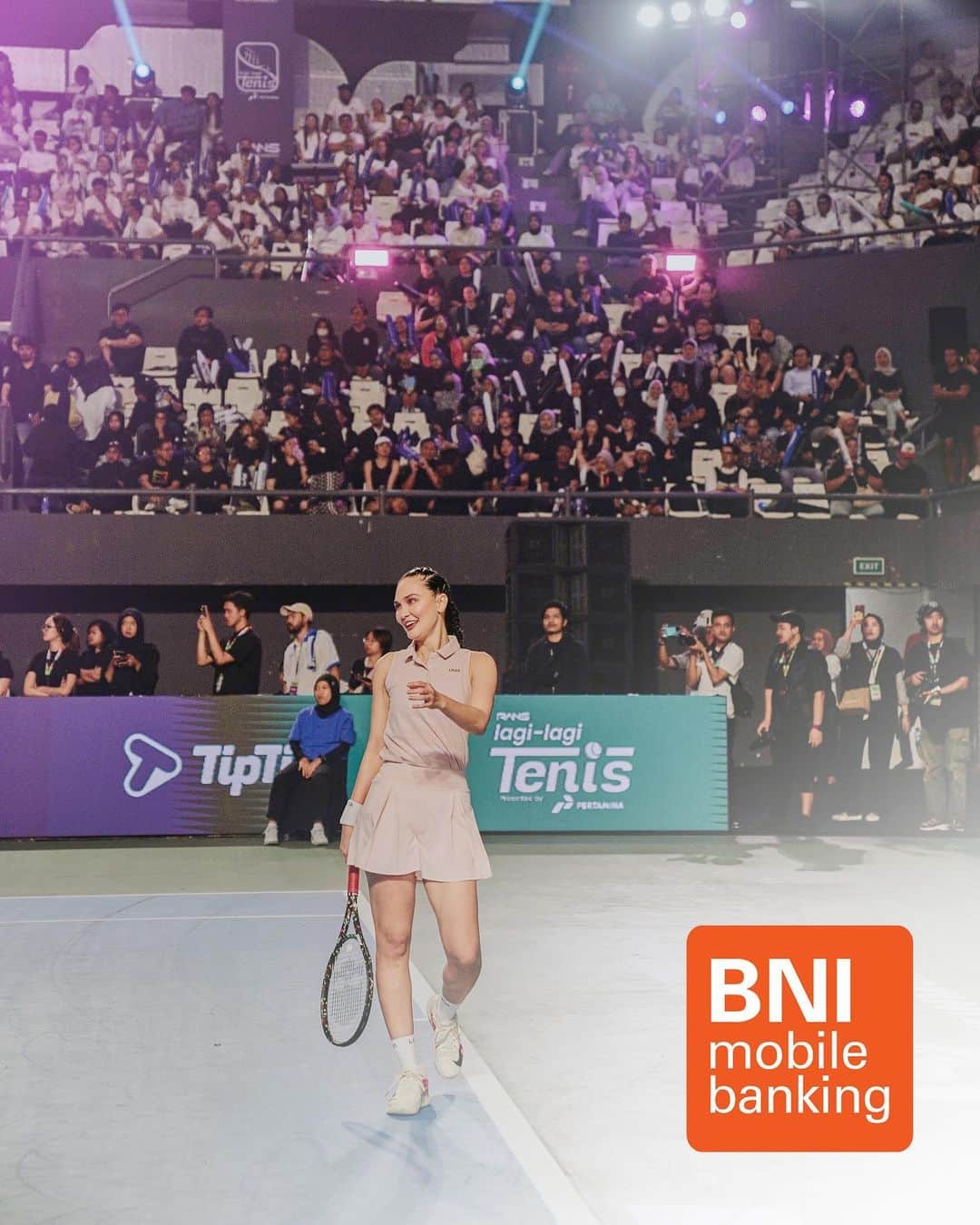 ルナ・マヤのインスタグラム：「Lagi nonton event Lagi - Lagi Tennis? Gak perlu khawatir untuk transaksi semua kebutuhanmu. Karena kapanpun dan dimanapun, BNI Mobile Banking selalu mempermudah kebutuhan kamu untuk bayar listrik, beli pulsa dan paket data, top up saldo e-wallet dan masih banyak lagi.   Dapatkan penawaran istimewa lainnya dan menangin berbagai hadiah menarik mulai dari Vespa Piaggio, gadget menarik dan masih banyak lainnya. Hanya dengan memperbanyak transaksi pembayaranmu menggunakan QRIS di BNI Mobile Banking.   Untuk info lebih lanjut klik link ini https://bit.ly/promobnimobilebanking  Aktivasi sekarang juga pake kode referral aku ya BNIXLUNA untuk kamu yang belum punya BNI Mobile banking  #BNImobilebanking #BNI46 #GaPakeNanti」