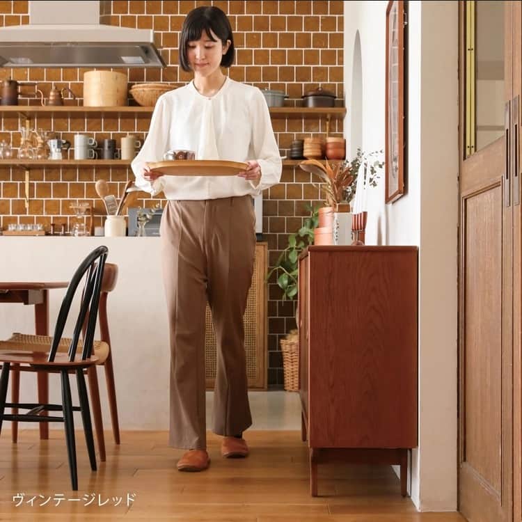 Re:CENO（リセノ）さんのインスタグラム写真 - (Re:CENO（リセノ）Instagram)「6畳以下の狭いダイニングキッチンで、家具のレイアウトに気をつけたいポイントって？ ・ 6畳以下のスペースに、サイズの合っていない 家具を置いてしまうと、窮屈で移動しづらかったり、 過ごしにくいダイニングキッチンになってしまうことも。  「わが家は狭いからしょうがないか...。」  と感じている方でも、実は家具の選び方を 工夫するだけで、改善することができます。  そこで、今回は狭いダイニングキッチンでも 快適に過ごせる家具選びのポイントを、3つご紹介します。  ----------------------------------------  ①狭いダイニングキッチンで選ぶべき家具の ポイント1つ目は「圧迫感を感じさせない家具」  圧迫感を感じさせない家具の代表例は、 アイアン素材を採用した、フレームの細い家具。  アイアン素材は木材より強度が高いため、 細く仕上げることが可能です。フレームが細いと、 視覚的に詰まった印象を軽減してくれます。  ----------------------------------------  ② 狭いダイニングキッチンで選ぶべき家具の ポイント2つ目は「動線を確保できる家具」  人がお部屋を歩くのに必要なスペースは、幅60cmです。  狭いダイニングキッチンでは、動線60cmを確保する ことが難しいケースがありますが、そんな場合は 薄型家具に変更して、動線を確保しましょう。  ちなみに一般的な収納家具の奥行は、 リビング収納　＝　奥行40cm前後 キッチン収納　＝　奥行45m前後。  リセノで販売している収納家具はお部屋が狭い方でも 使いやすいように、奥行きをコンパクトに設計しています。  ----------------------------------------  ③狭いダイニングキッチンで選ぶべき家具の ポイント3つ目は「収まりがよい家具」  テーブル下にチェアを収めることができると、 使用しないときにスペースを確保することができます。  テーブル下にチェアを収めるためには、 肘掛がないチェア、もしくは背もたれ・肘掛が 低いチェアを選びましょう。  ----------------------------------------  ●マガジン内では、より詳しく紐解いています。 　商品リンクから、ぜひチェックしてみてくださいね。  ----------------------------------------  #receno #interior #interiorstyling #furniture #naturalvintage #リセノ #インテリア #インテリアコーディネート #インテリアショップ #おうちづくり #暮らし #暮らしを楽しむ #暮らしを整える #ナチュラルヴィンテージ  #ダイニングチェア #ダイニング #ダイニングテーブル #テーブル」6月25日 21時00分 - receno.interior