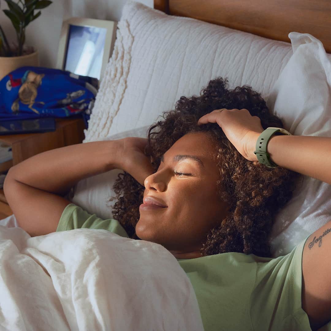 Fitbit Japanのインスタグラム：「週末は睡眠リズムを取り戻すチャンス💤 #Fitbit で睡眠をトラッキングしてみてください。自分じゃ分からない意外な事実が判明するかも❗️❓」