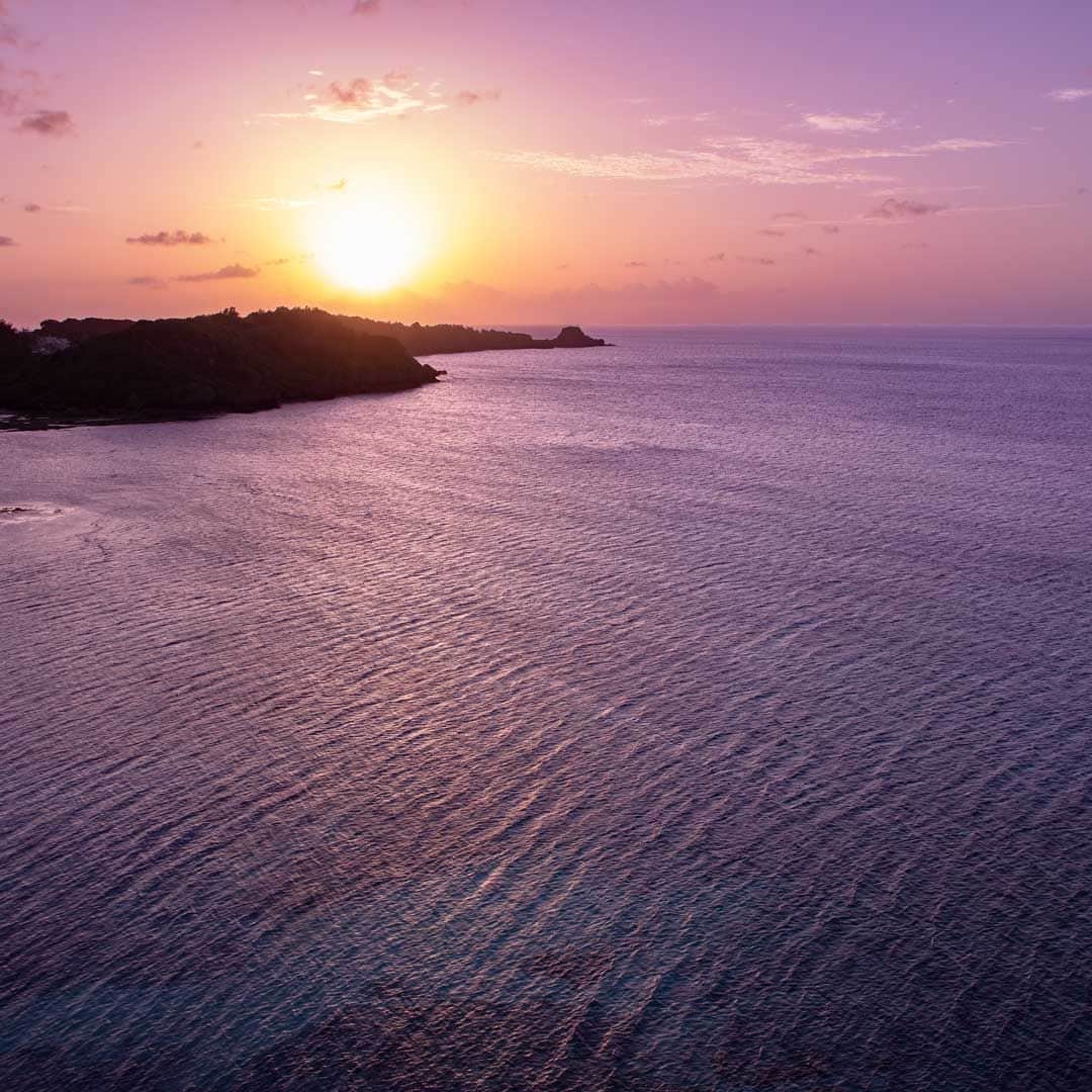 【公式】ルネッサンスリゾートオキナワさんのインスタグラム写真 - (【公式】ルネッサンスリゾートオキナワInstagram)「沖縄の6月の日の入りは19:20頃。30分の間に空の色がどんどん変わる幻想的なマジックアワーをコーストビュー側の客室やビーチのベンチでゆっくりとお楽しみください。  #ルネッサンスリゾートオキナワ #恩納村 #沖縄 #沖縄リゾート #サンセット #非日常 #renaissanceokinawaresort #okinawa #resort #renhotels」6月25日 21時00分 - renaissanceokinawaresort