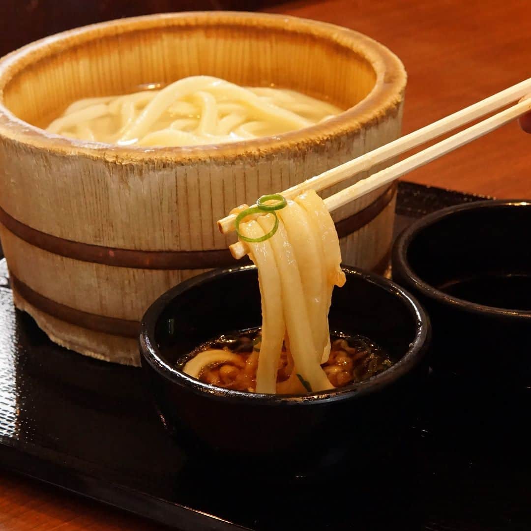 丸亀製麺さんのインスタグラム写真 - (丸亀製麺Instagram)「この情報知らなかった人は「👀」で教えてください！  丸亀製麺の代名詞とも言える #釜揚げうどん のつけだし、実は【2つ】頼むことができます！つけだしにトッピングを加えて色んな味を楽しみたい方にぜひ知ってほしい豆知識です💡  やってみたい方は注文時、従業員にお声がけくださいね👀  ※釜揚げうどんの日はご対応いたしかねますのでご了承ください  #丸亀製麺 #丸亀うどん #udon #麺 #うどん」6月25日 21時00分 - marugame_