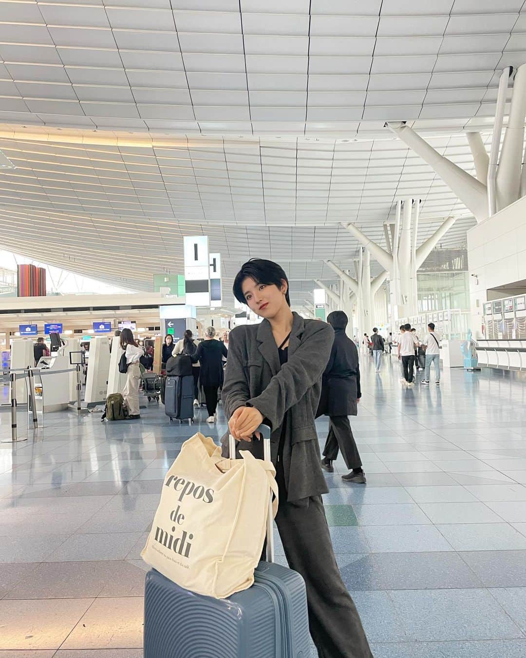 小島はなのインスタグラム：「・ はなと一緒に飛行機乗ったら 機内食全部食べてあげるよ??🫶🏻 ・ #AMEFURASSHI #小島はな #台湾　#台北 #に飛ぶ前の日本での写真」