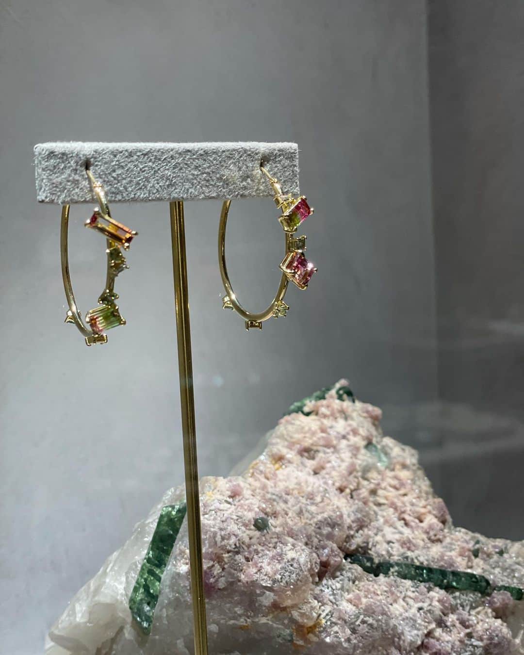 chinatsu614さんのインスタグラム写真 - (chinatsu614Instagram)「A WORLD OF COLOR CHANGERS. ・ ・ ・  @bizoux_jewelry の特別展へ☺︎  色が変化するアレキサンドライトは 日光の下で緑色。 灯の下では赤色。  カラーチェンジする宝石の幻想的な世界は 自然界が見せてくれるマジック‼︎  そんな希少価値の高いアレキサンドライトを贅沢に使用した カメレオンのパヴェブローチ「Chromatophore（クロマトフォア）」  施されているのは、115ピースのアレキサンドライトと、92ピースのベキリーブルーガーネット。さらにブルーサファイアとエメラルドとダイヤモンドを加え、圧巻の392ピースを使用しているんだって。  まるで本物のカメレオンのように色を変える 世界に一つのジュエリー。  他にも美術館に飾られてもおかしくないレベルの 大きなアレキサンドライトも拝見‼︎  熱で変化する天然石も...!!  終始、感動と興奮‼︎  自然界が創り出す想像を超えた天然石の楽しさや美しさを味わえる夢の空間が期間限定でGINZA SIX店で開催中。  不思議なカラーチェンジの世界を ペンライトをかざして、その魅力を体感してみてね♥   女子なら絶対ワクワクすること間違いなし♥︎  ・ ・ ・ @bizoux_jewelry @kechong  @atsuko__zama  ♥︎」6月25日 21時00分 - chinatsu614