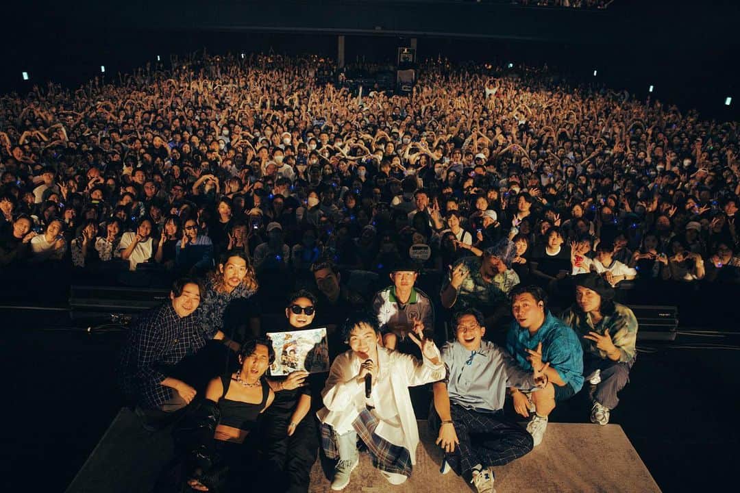 SIRUPのインスタグラム：「BLUE BLUR TOUR 2023 FINAL ZEPP HANEDA  まじでみんなありがとう！！  ２年振りのツアーでしっかり演出や世界観も作り込み、沢山のことをチームや来てくれたみんなとシェア出来たブルブラツアー  全てをアップデートし続けて妥協なく駆け抜けられました！  みなさんのおかげ！  本当に大感謝ですわ！  みんなありがとう！！  写真良すぎるしたくさんあるのでまた投稿しますよこれはVol.1とゆうことで  色んな今回のツアーのことも改めてシェアするね。  とにかく今は感謝でいっぱいだよ！！  📸 @leoyoulagi」