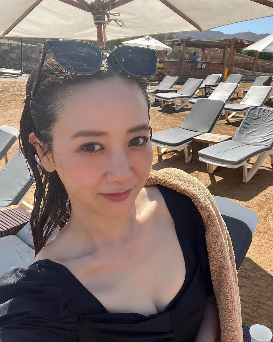 田中里奈さんのインスタグラム写真 - (田中里奈Instagram)「4月に行って以来のおかわりヨルダン。 気がついたらひたすら死海に浮いてました。 前回帰国してからどうしてもまた死海に浮かびたくて、夜寝る前にベッドの上で目を閉じて死海に浮かんだ時の感覚を思い出したりして、寝ても覚めても死海のことを考えてるから、またいつか機会があれば行こうとは思ってたけど、まさかこんなに早く来れるなんて…！  なんだろうね、たまに〝これがしたい！〟って明確な欲求が湧いてきて、そうせずにはいられない時があるのです。 そして、そういう時って不思議なくらいスムーズに全ての事が進んでいくから面白い。  そしたら今朝、あーこれはそういうことだったのか！という腹落ちする出来事が起こって、その直後に虹を見ました🌈 小さな心の声を聞いて行動すると、小さな奇跡が起こるというか。 日常もそれの積み重ねだな、と思う今日この頃です。  #たなか旅メモ ←旅の投稿はここにまとめてます #ヨルダン #Jordan #死海 #deadsea #deadseajordan」6月25日 20時55分 - tanakaofficial