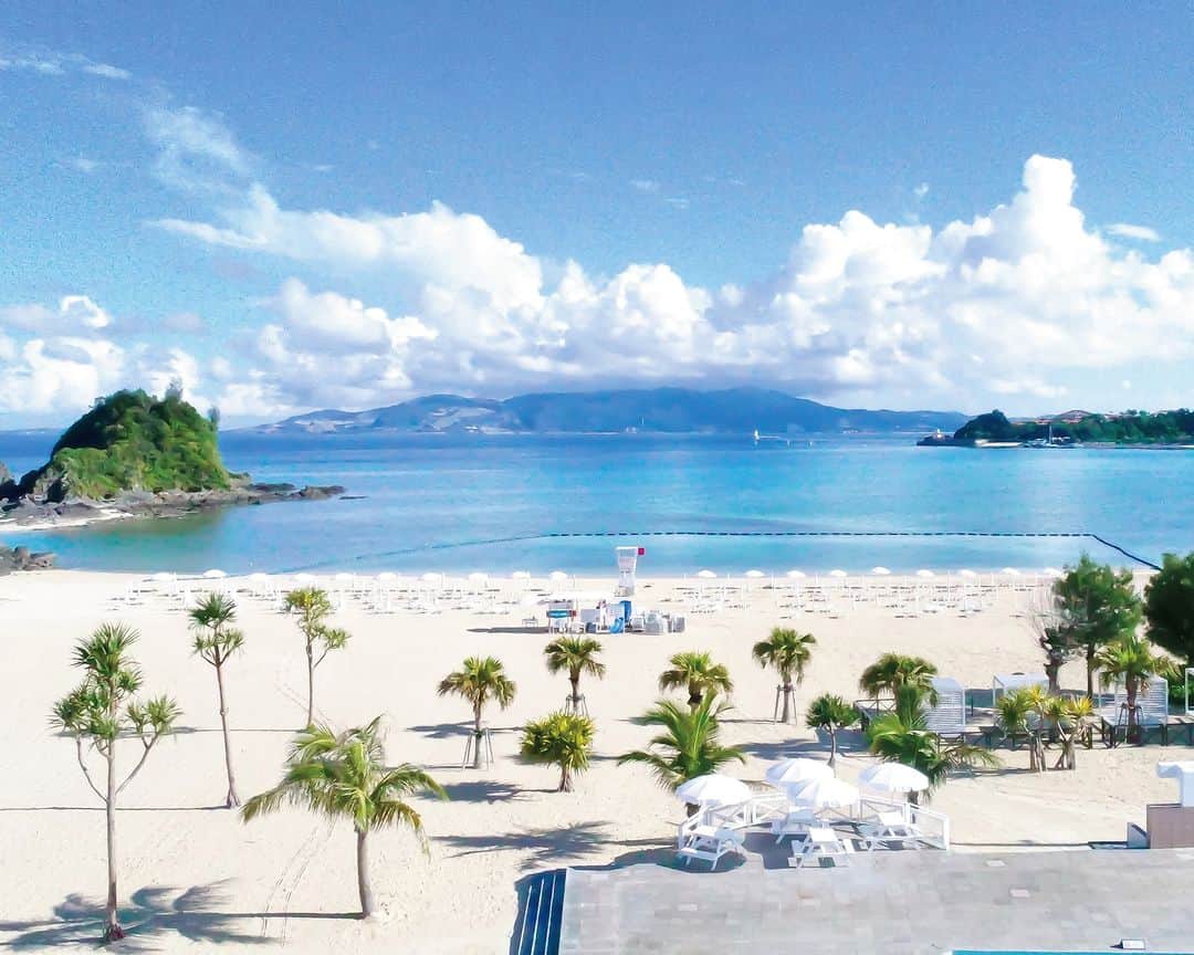 Okinawa Marriott Resort & Spa 【公式】さんのインスタグラム写真 - (Okinawa Marriott Resort & Spa 【公式】Instagram)「【一足先に梅雨が明けました！】 夏本番を迎えた沖縄。 マリンアクティビティを とことん楽しめる季節の到来です！  当ホテルから無料送迎で行ける「かりゆしビーチ」では、 ビーチチェアやパラソルなどの ビーチレンタルサービスを始め、 エアー遊具が連なる ビーチアスレチックやドラゴンボート、 パラセーリングなど様々なマリンアクティビティを 幅広く取り揃えております。  さらにアクティビティを割引価格で体験できる 「アクアアドベンチャーパス」の販売も実施中。  今年の夏は、 ぜひお得に沖縄の海を満喫してくださいね！  Rainy Season is over!  Summer is in full swing in Okianwa! It is time to fully enjoy marine activities. A quick, free shuttle bus from the hotel takes you to Kariyushi Beach where you can rent beach chairs and umbrellas as well as get access to the water playground, dragon boats, parasailing, and more.  Our hotel is selling an Aqua Adventure Pass that gives you a discounted price for these activities. Enjoying the ocean is so much better at discounted prices!  #かりゆしビーチ #かりゆしウォーターランド  #沖縄ドラゴンボート #沖縄グラスボート #沖縄 #okinawa #やんばる #yanbaru  #沖縄旅行 #okinawatrip #沖縄観光 #名護  #沖縄大好き #家族旅 #女子旅  #女子旅行 #夫婦旅行 #記念日旅行  #沖縄ホテル #リゾートホテル  #オリエンタルホテル沖縄 #orientalhotelokinawa  #オリエンタルホテル #orientalhotel #ikyu_travel」6月25日 20時56分 - okinawa.oriental.hotel