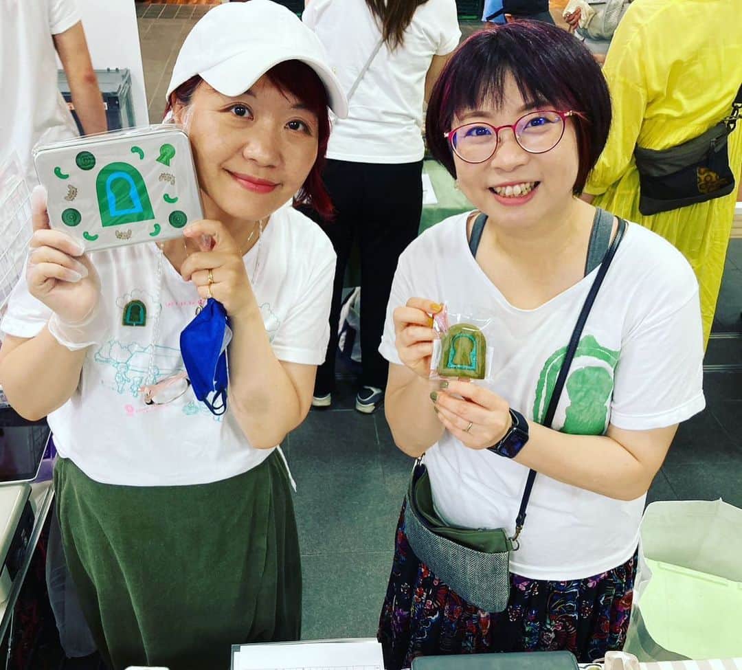水谷さるころのインスタグラム：「夢見マルシェ無事終了しました！　古墳クッキー缶と、単品古墳クッキーは完売しました。ありがとうございました😊　クッキーセットの在庫があるので、明日minneを開けます！　古墳クッキーセットが欲しい方はぜひチェックしてください。 お友達のえつだむさんに売り子を一緒にやってもらいました。Tシャツ着てもらったけど、なんか…ユニット感あった😂　来てくださった方、ありがとうございましたー！😆」