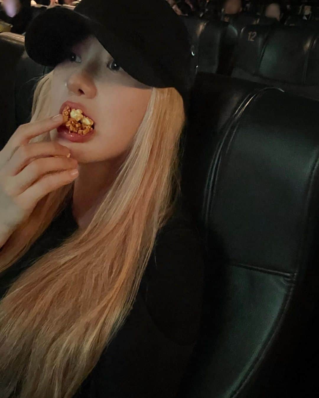 イ・チェヨンのインスタグラム：「오랜만에 영화관🍿 무슨 영화 봤ㄱ...는지는 영수증에 보이네」